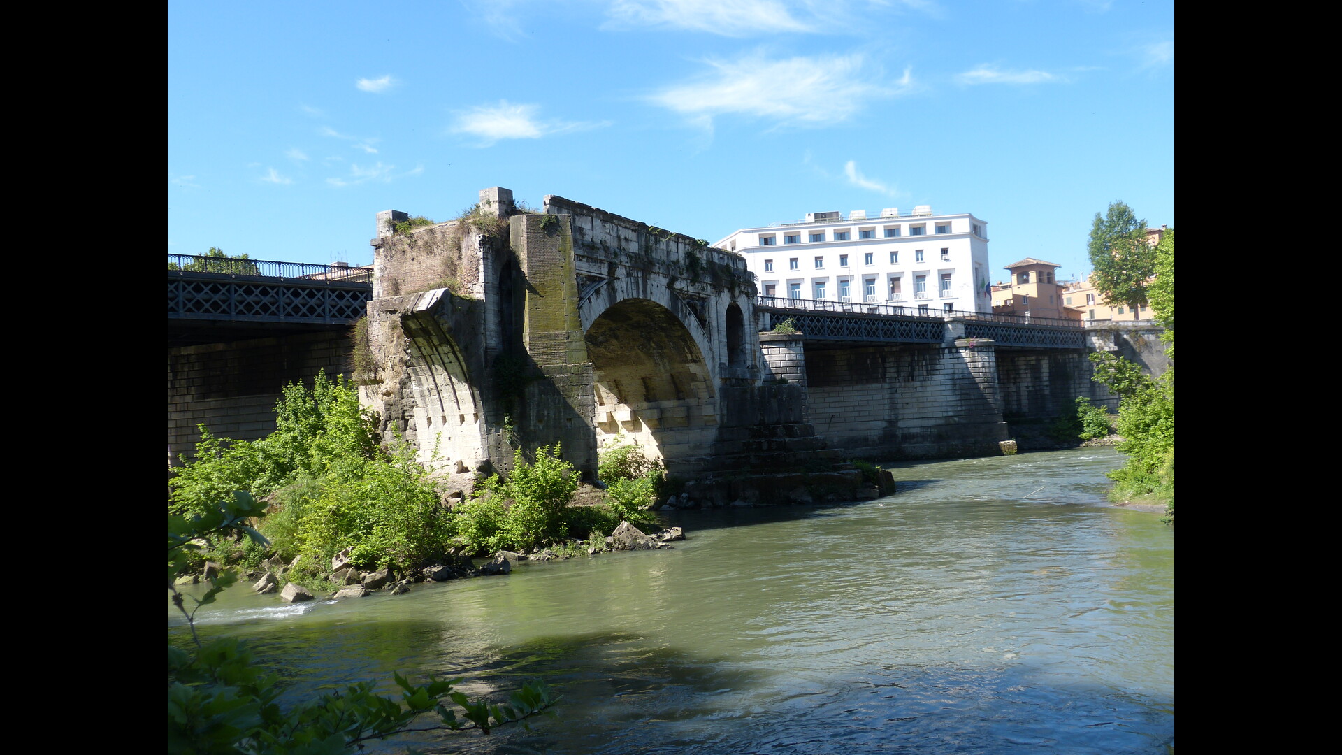 Pont Aemilius : Photo prise à Rome aujourd'hui.