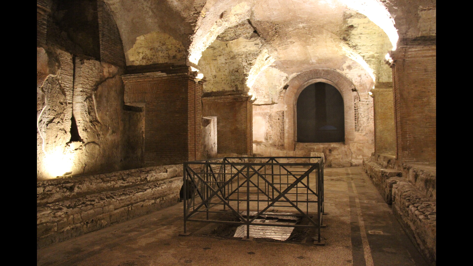 Mithraeum des thermes de Caracalla : Photo prise à Rome aujourd'hui. La "fossa sanguinis"