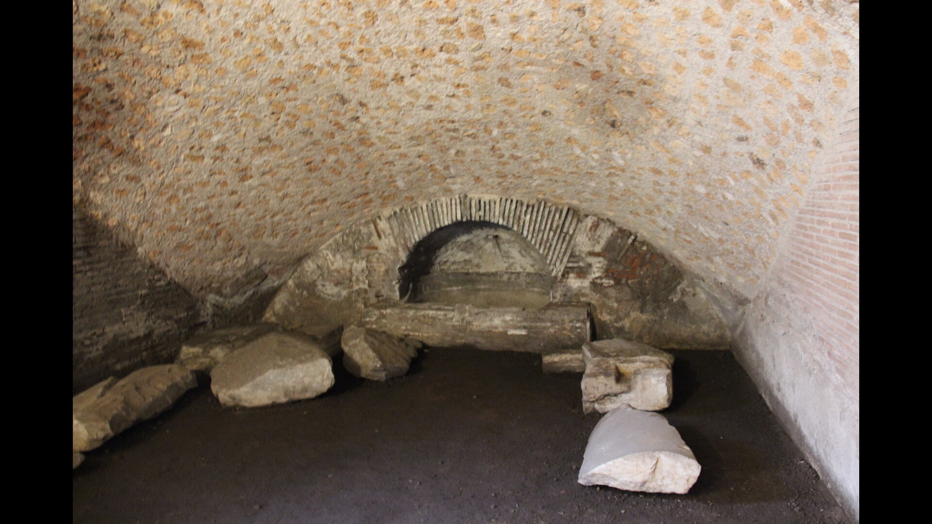 Mithraeum des thermes de Caracalla : Photo prise à Rome aujourd'hui. La pièce d’entrée avec le bassin
