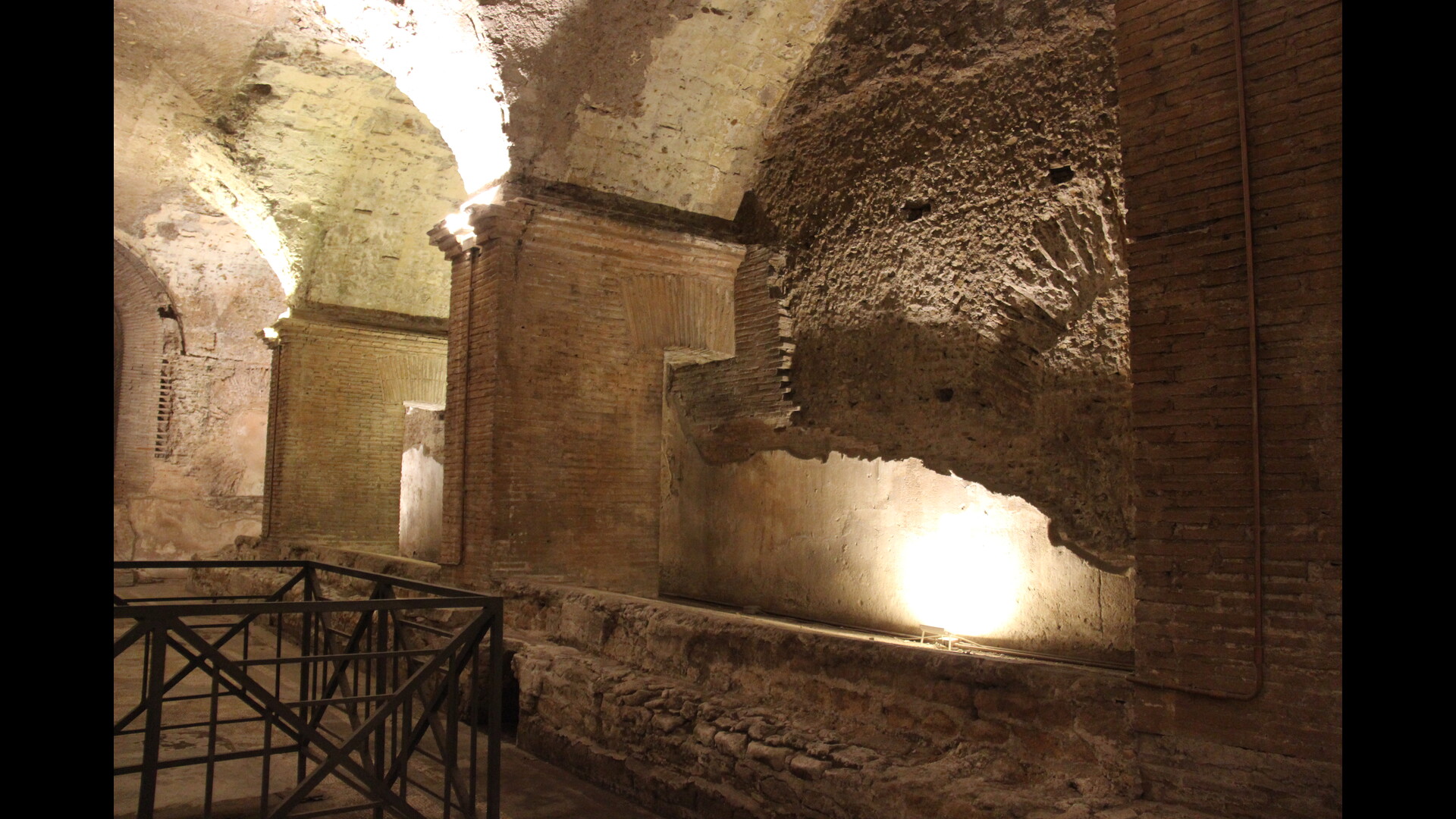 Mithraeum des thermes de Caracalla : Photo prise à Rome aujourd'hui. Les "banquettes" latérales de la salle principale