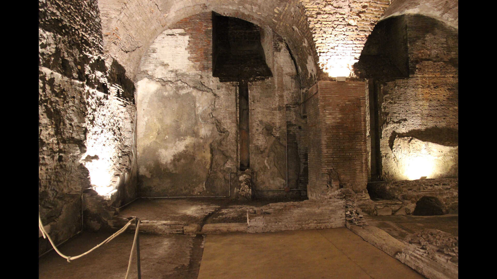 Mithraeum des thermes de Caracalla : Photo prise à Rome aujourd'hui. La pièce intermédiaire avec la salle de culte principale sur la droite