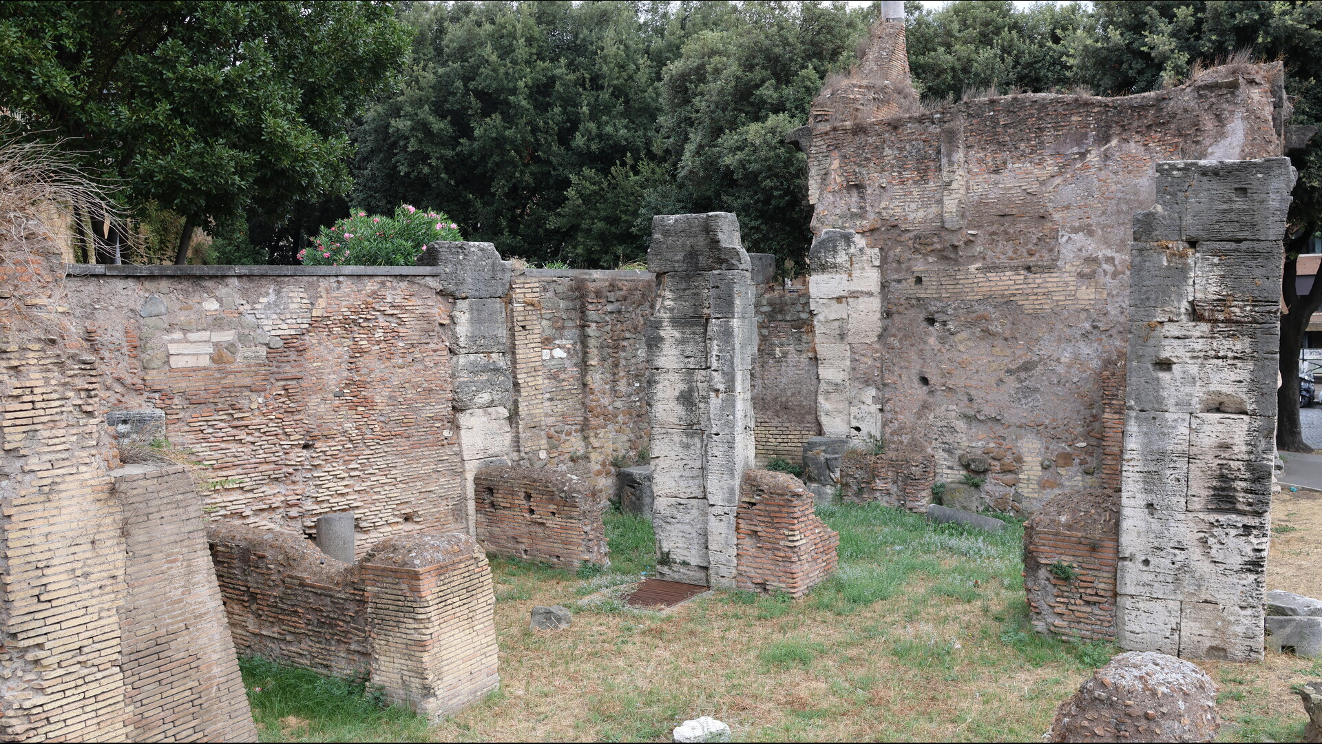 Porticus Triumphalis : Photo prise à Rome aujourd'hui. Porticus Triumphalis