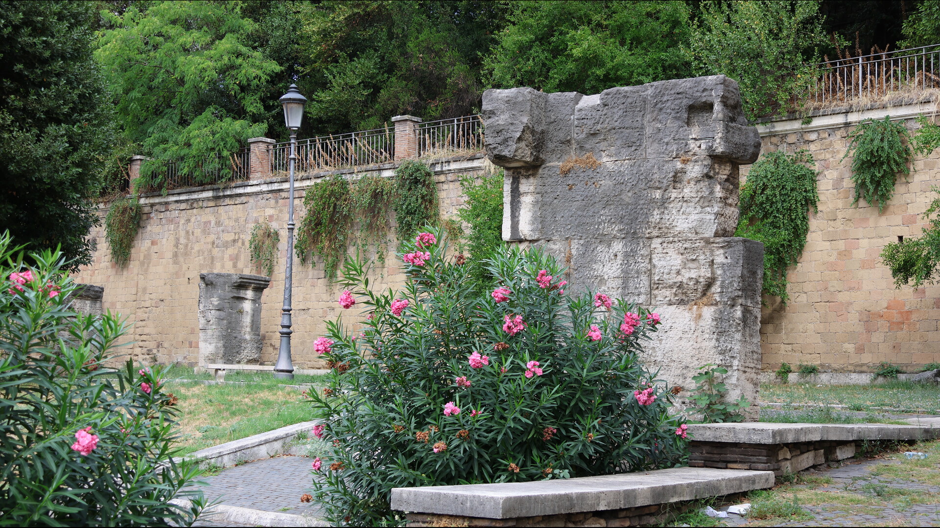 Porticus Triumphalis : Photo prise à Rome aujourd'hui. Porticus Triumphalis