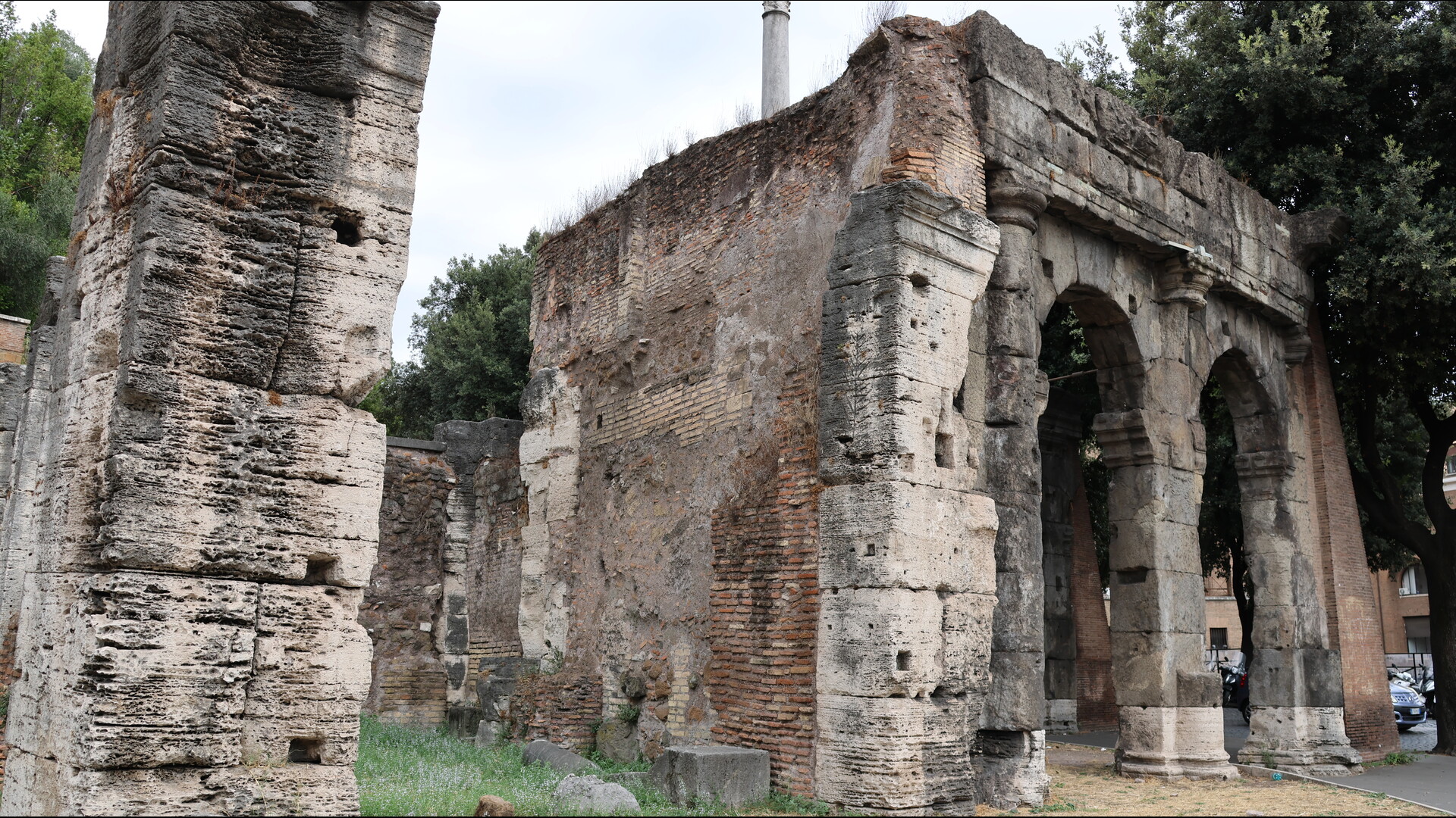 Porticus Triumphalis : Photo prise à Rome aujourd'hui. Porticus Triumphalis