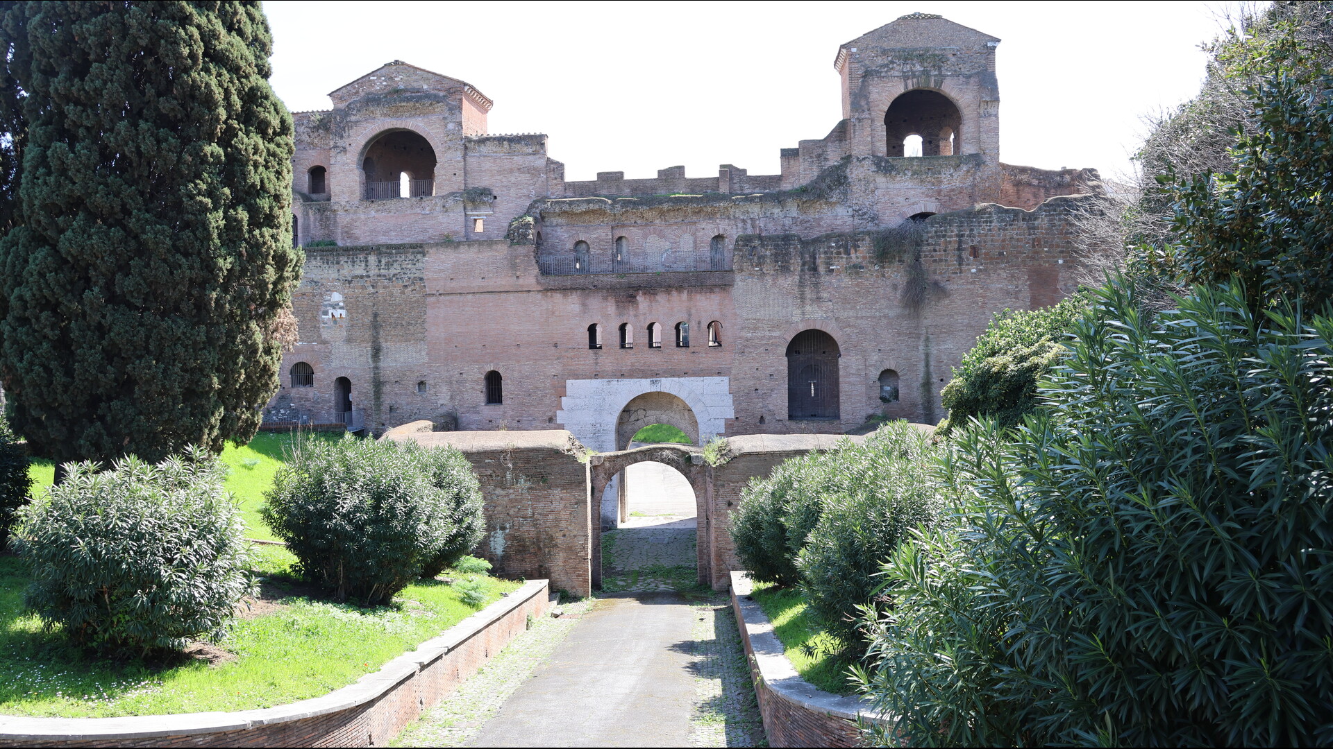 Porte Asinaria : Photo prise à Rome aujourd'hui. Porta Asinaria côté interne de la muraille
