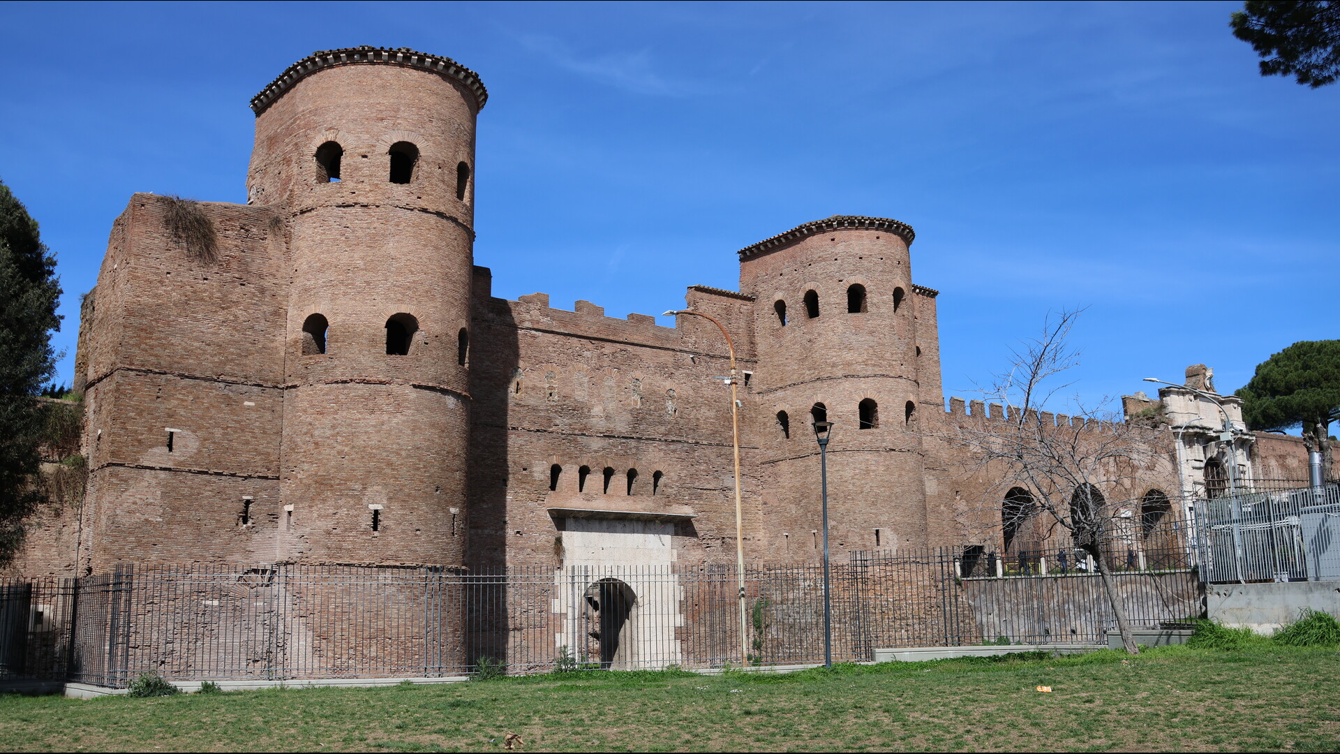 Porte Asinaria : Photo prise à Rome aujourd'hui. Porta Asinaria du côté externe de la muraille