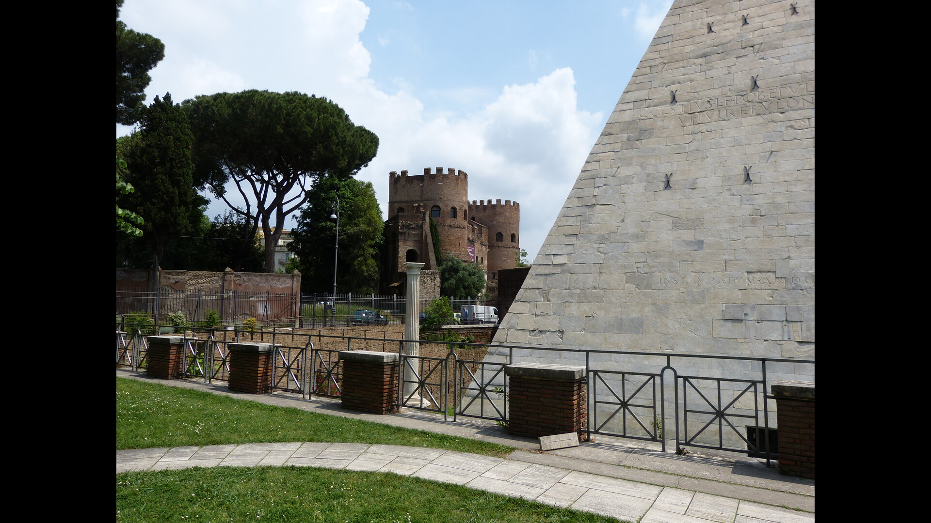 Pyramide de Cestius : Photo prise à Rome aujourd'hui.
