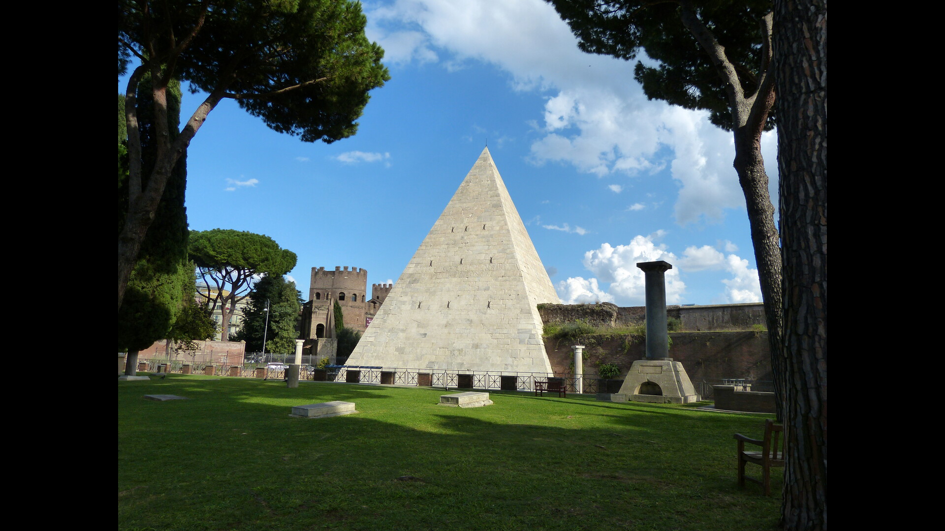 Pyramide de Cestius : Photo prise à Rome aujourd'hui.