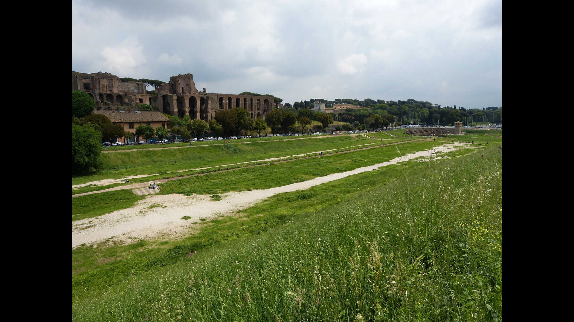 Le Grand Cirque : Photo prise à Rome aujourd'hui. Vue générale du Grand Cirque avec le Palatin en arrière-plan