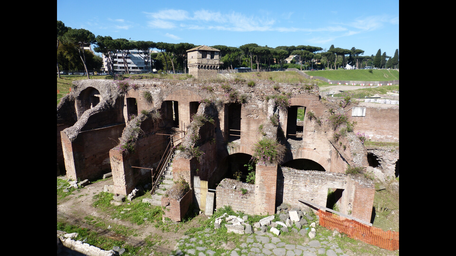 Le Grand Cirque : Photo prise à Rome aujourd'hui. Petit côté courbe du Grand Cirque