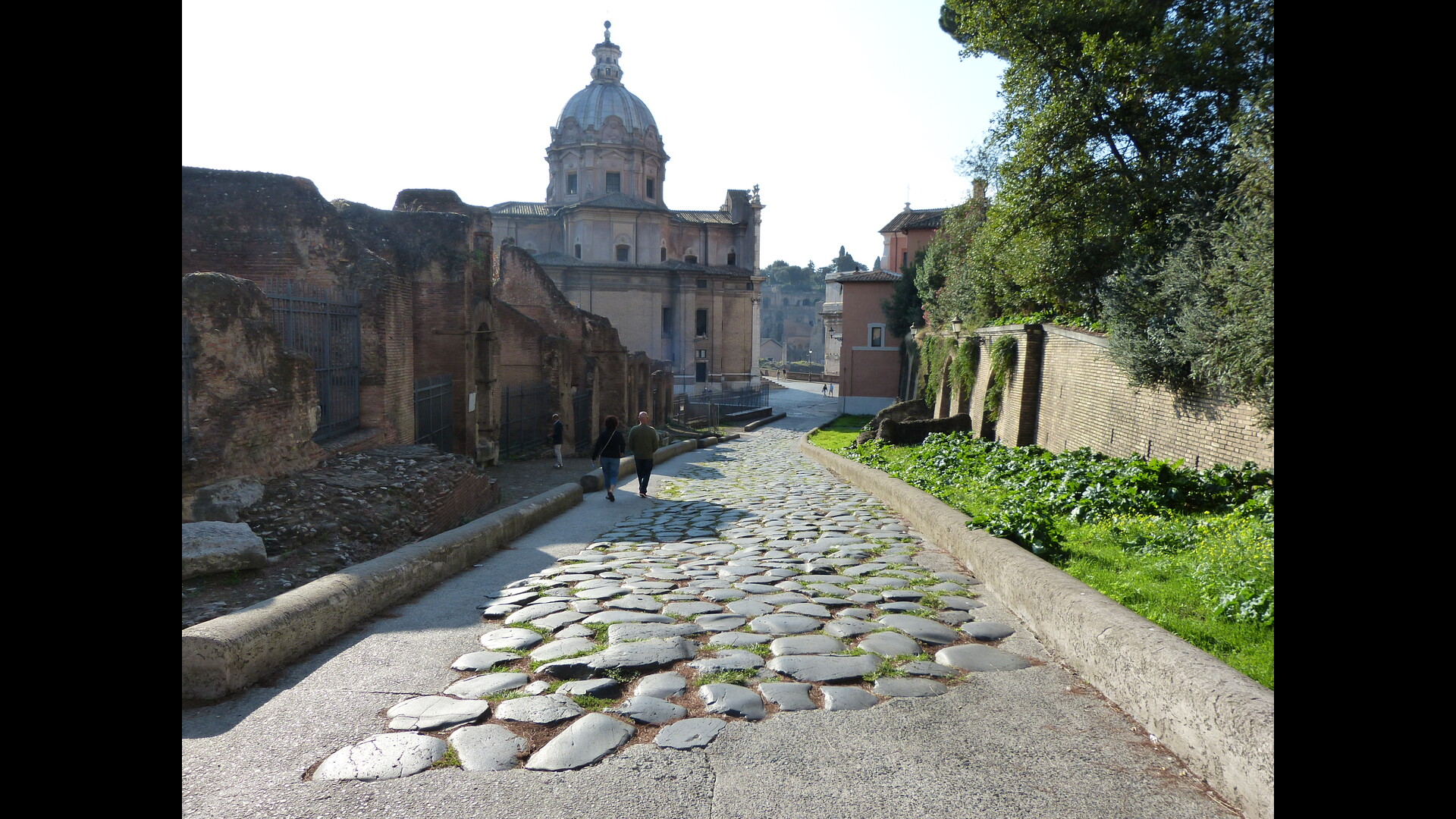 Cliuus Argentarius : Photo prise à Rome aujourd'hui. Cliuus argentarius avec le forum de César sur la gauche