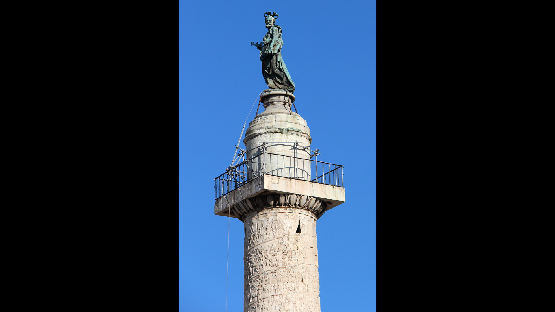 Colonne de Trajan : Photo prise à Rome aujourd'hui. Statue de Saint-Pierre en haut de la colonne de Trajan