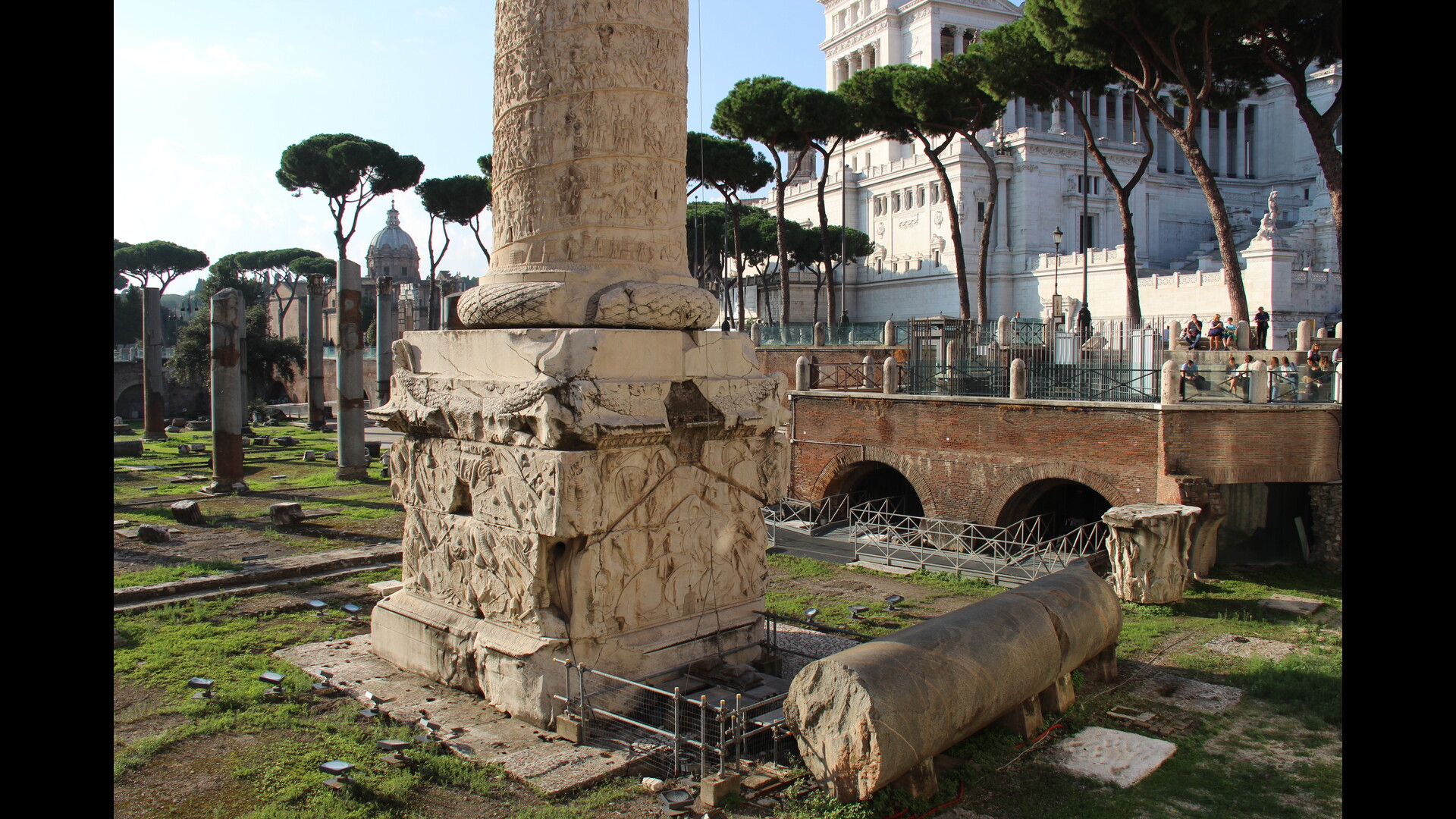 Colonne de Trajan : Photo prise à Rome aujourd'hui. Base de la colonne de Trajan