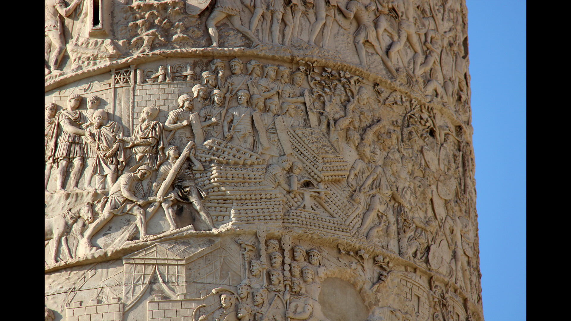 Colonne de Trajan : Photo prise à Rome aujourd'hui. Détail de la colonne de Trajan avec un lanceur de flèches