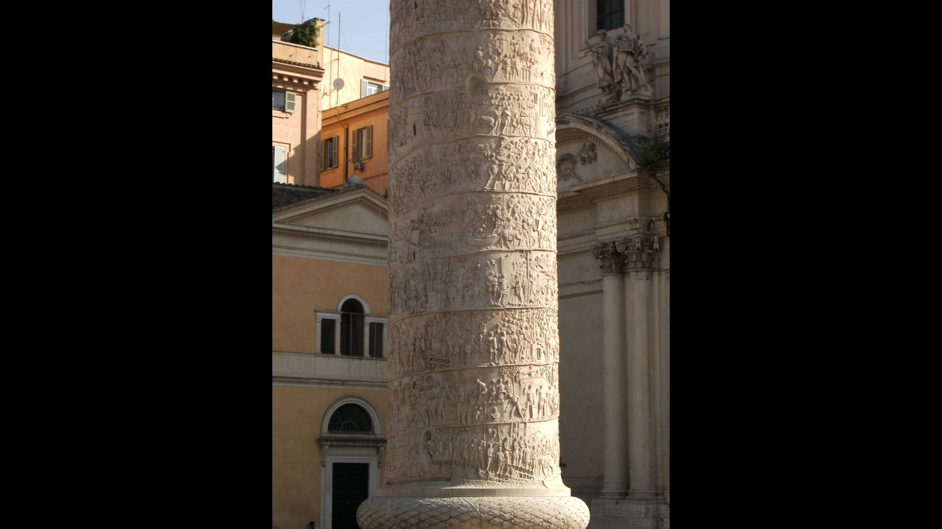 Colonne de Trajan : Photo prise à Rome aujourd'hui. Le fût de la colonne de Trajan