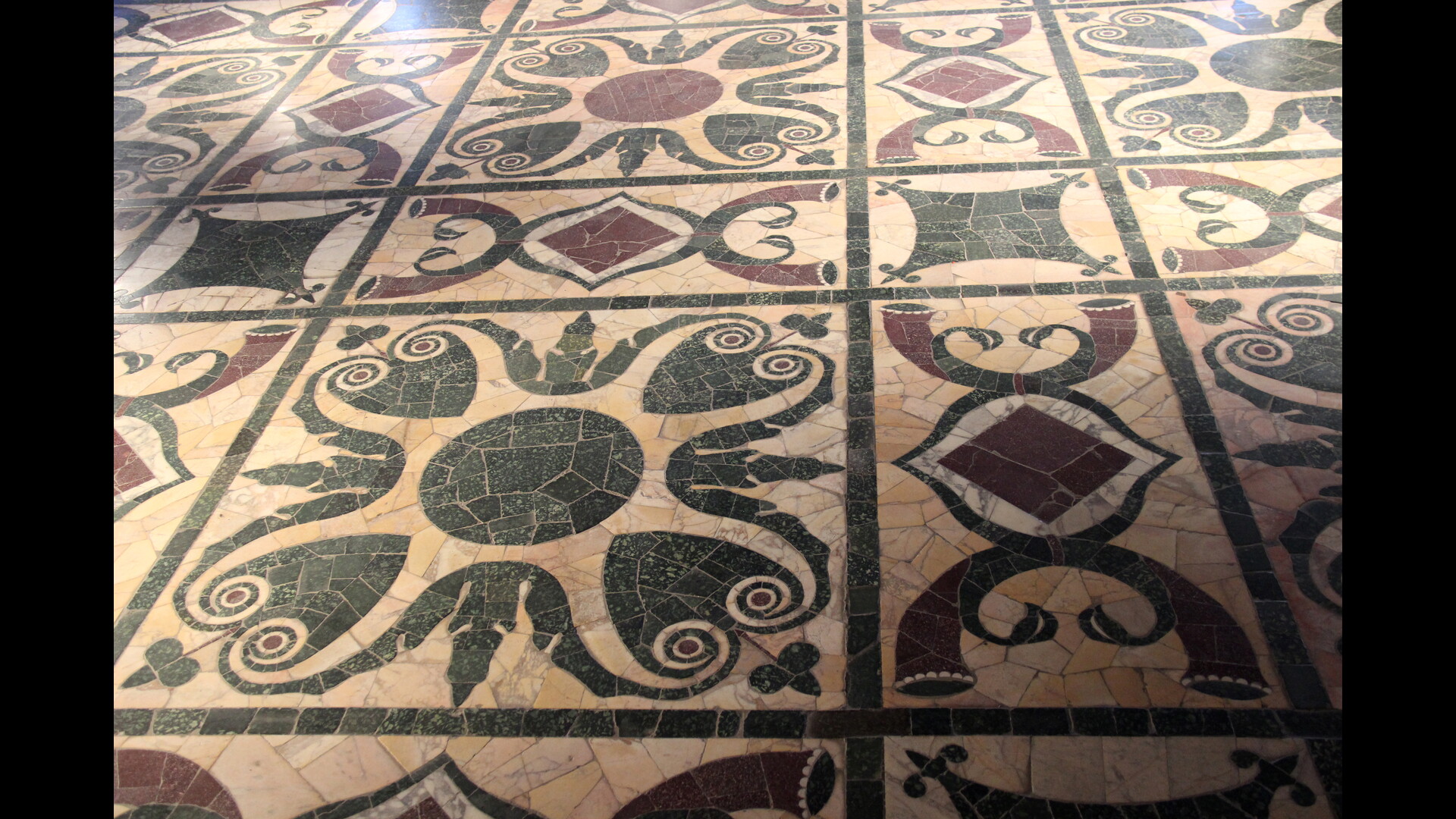CurieJulienne : Photo prise à Rome aujourd'hui. Motif du sol de la curie julienne