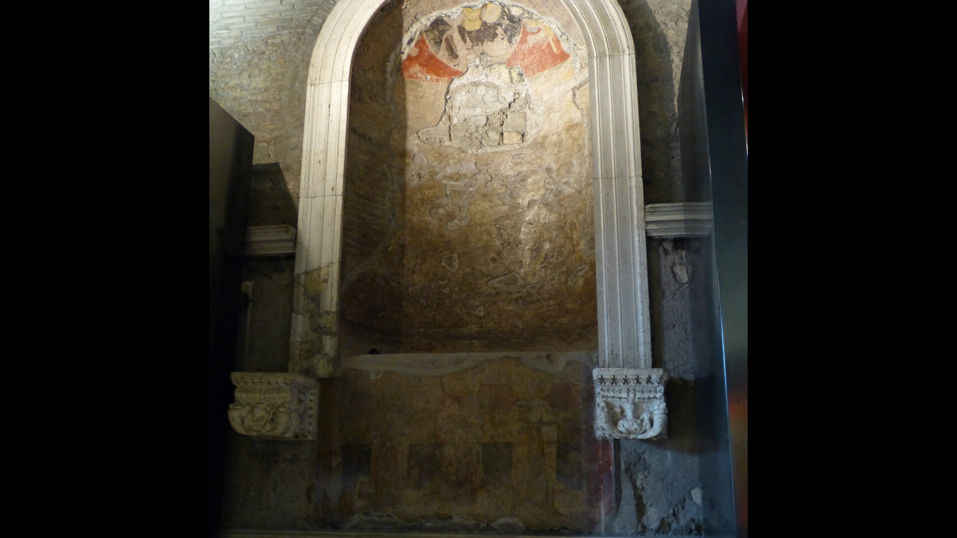 CurieJulienne : Photo prise à Rome aujourd'hui. Niche arrondie de la curie julienne