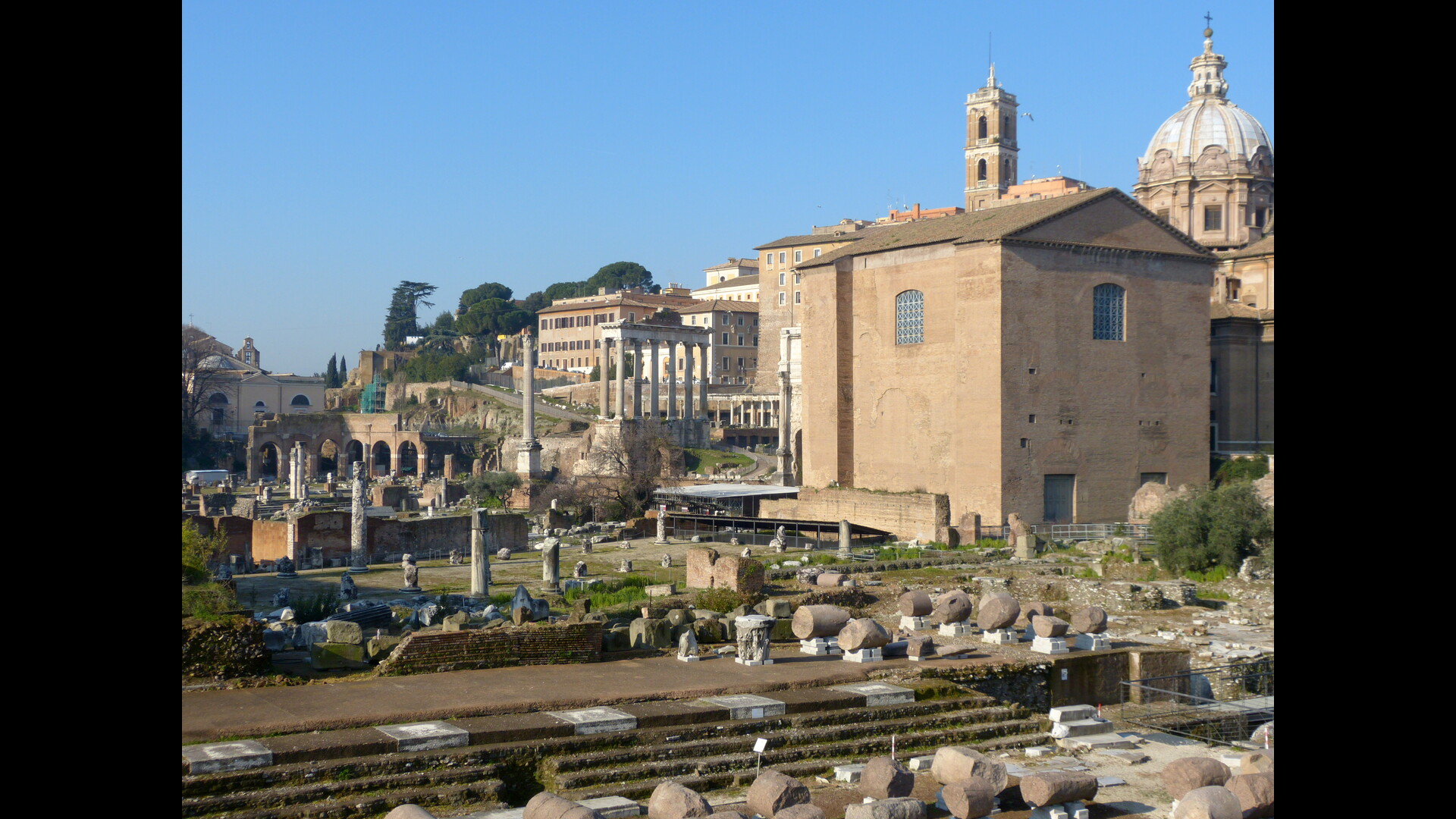CurieJulienne : Photo prise à Rome aujourd'hui. Arrière de la curie julienne avec le forum de la Paix au premier plan