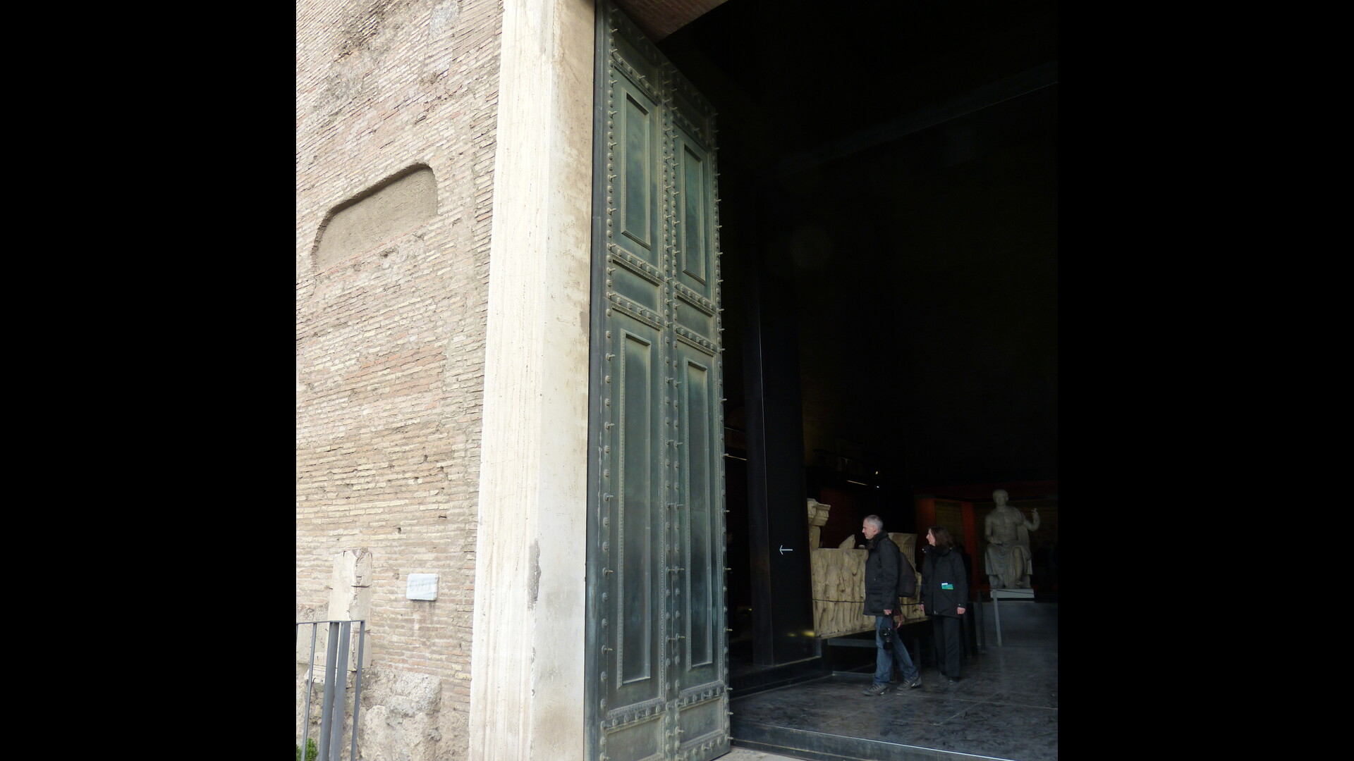 CurieJulienne : Photo prise à Rome aujourd'hui. Porte de la curie julienne