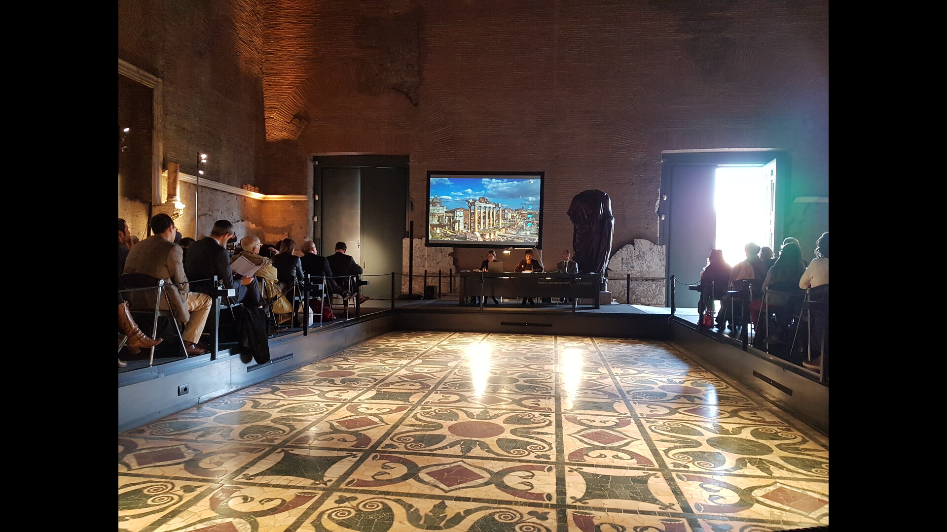CurieJulienne : Photo prise à Rome aujourd'hui. Un colloque moderne à l’intérieur de la curie julienne