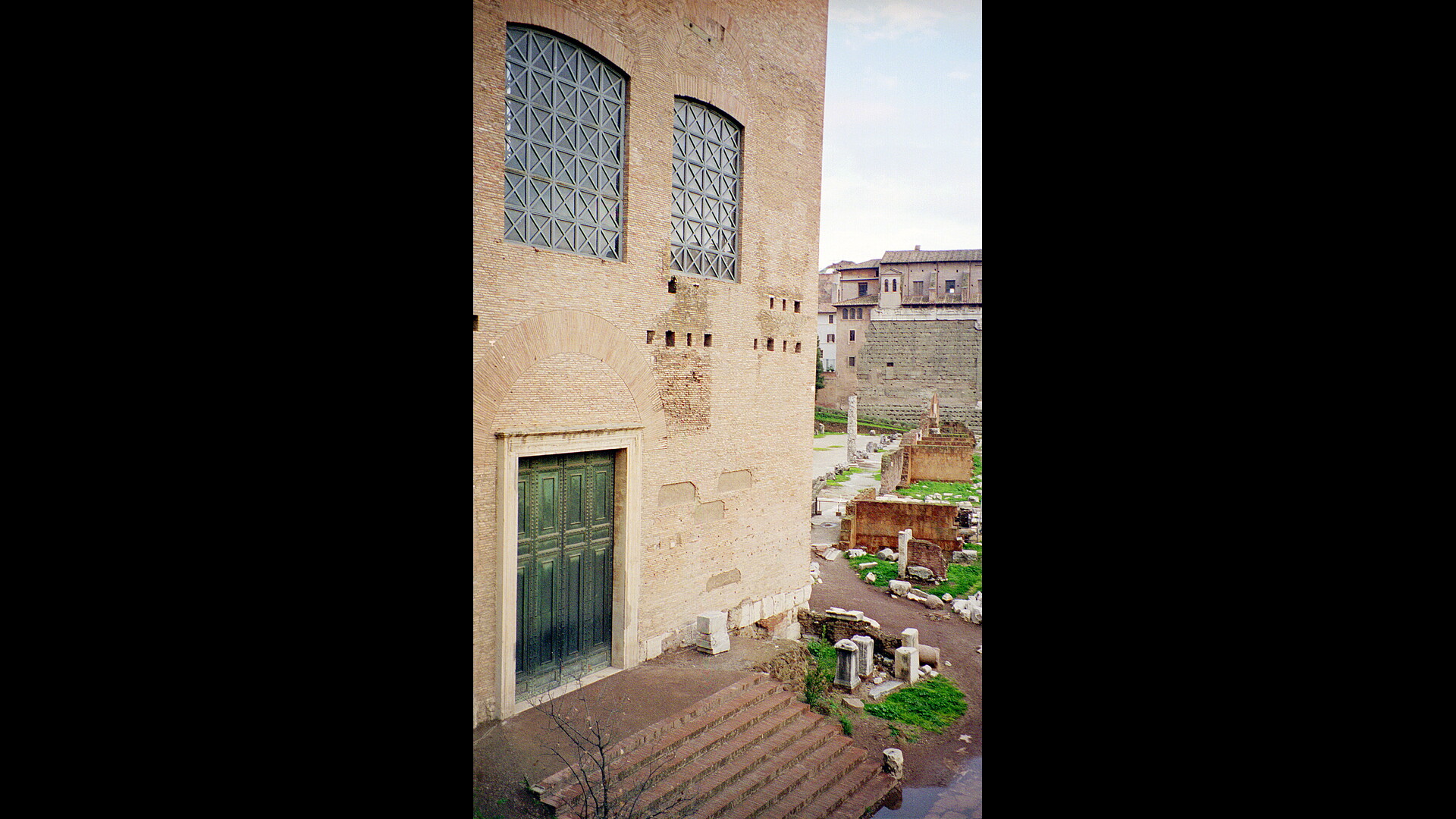CurieJulienne : Photo prise à Rome aujourd'hui. Façade de la curie julienne