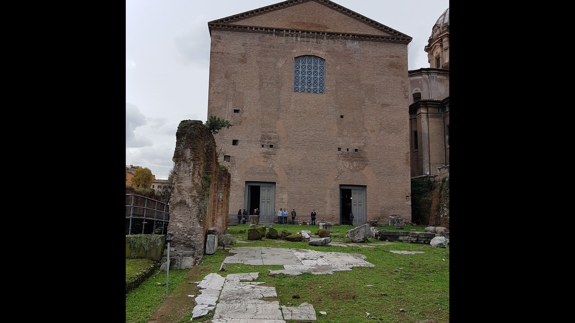 CurieJulienne : Photo prise à Rome aujourd'hui. Arrière de la curie julienne au niveau du forum de César