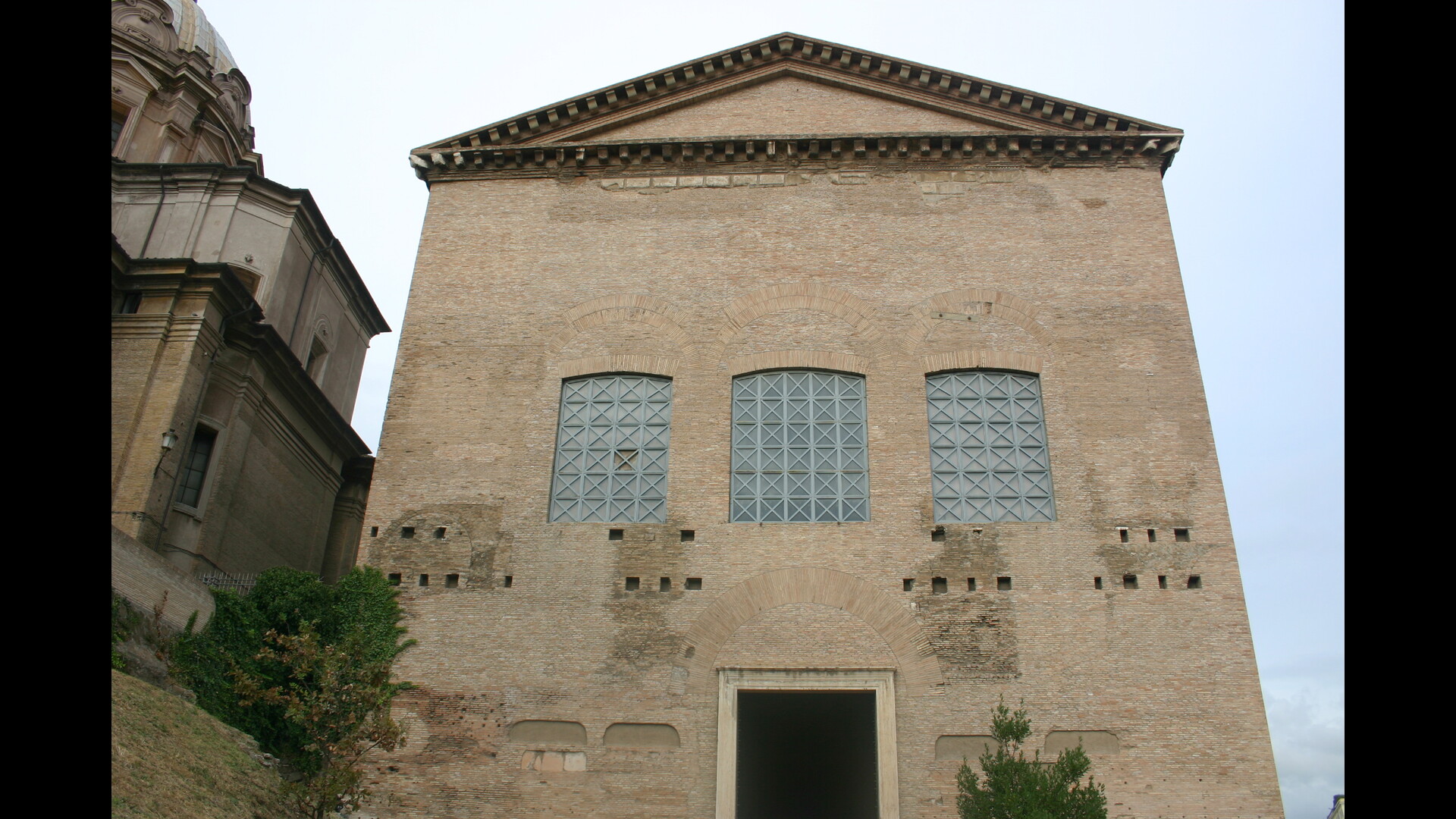 CurieJulienne : Photo prise à Rome aujourd'hui. Façade avec traces de stuc sous la corniche