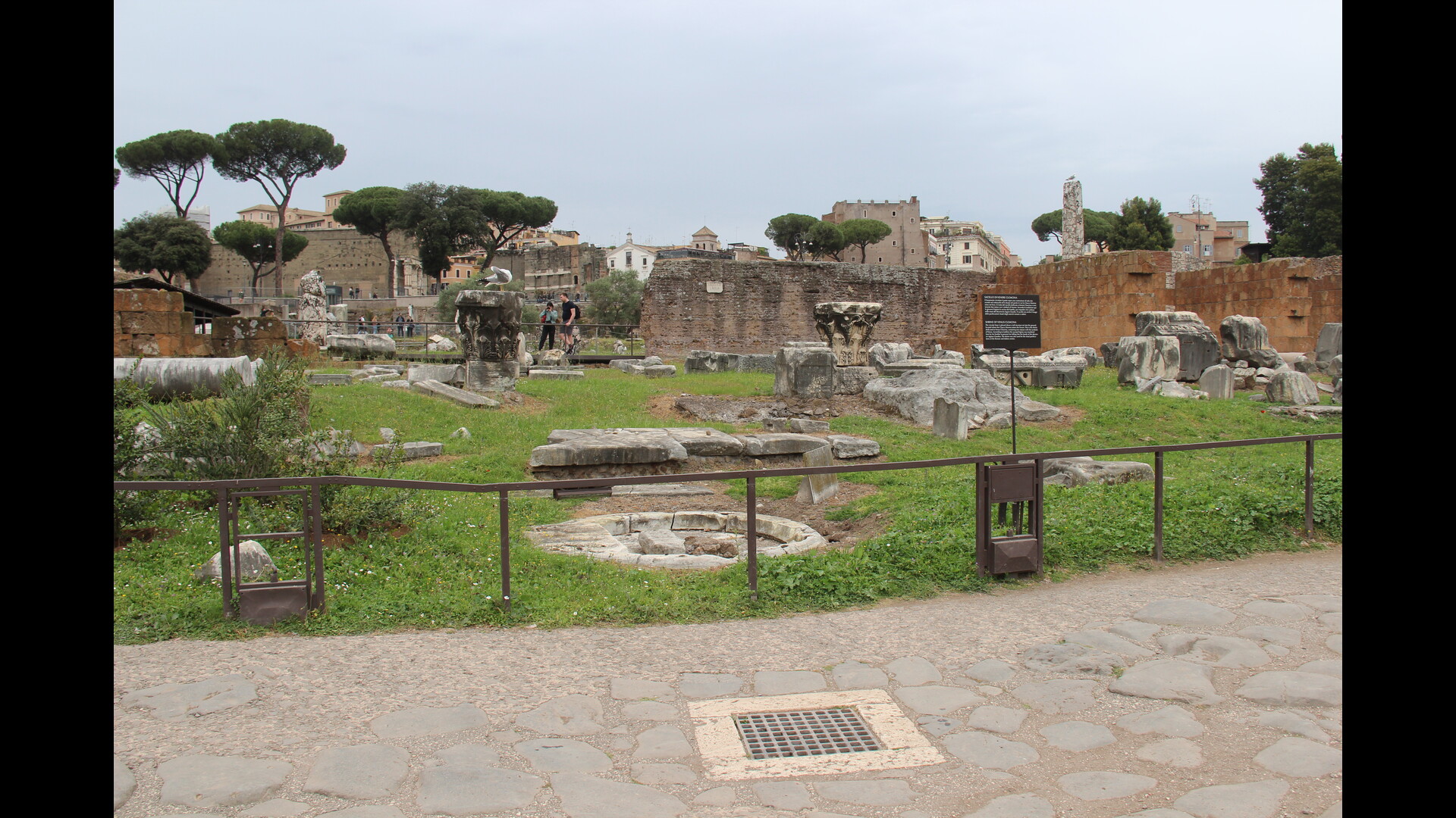 Sacellum de Vénus Cloacine (forum romain) : Photo prise à Rome aujourd'hui. Temple Vénus Cloacine