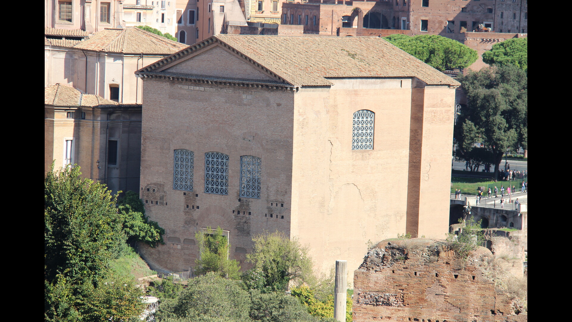 CurieJulienne : Photo prise à Rome aujourd'hui. Curie julienne