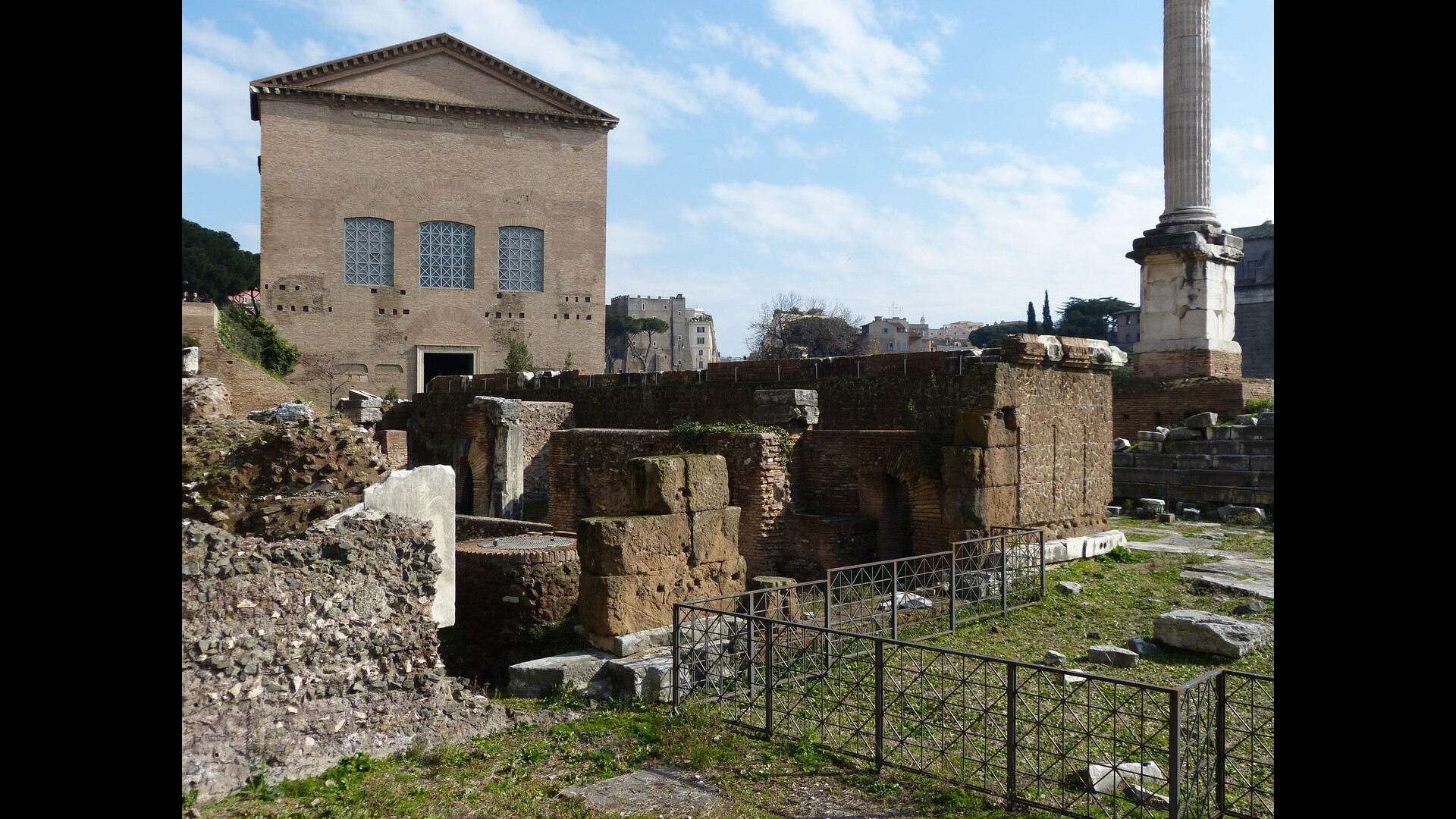 Milliaire d'or : Photo prise à Rome aujourd'hui. Emplacement du Milliaire d’or à l’arrière des rostres d’Auguste ?