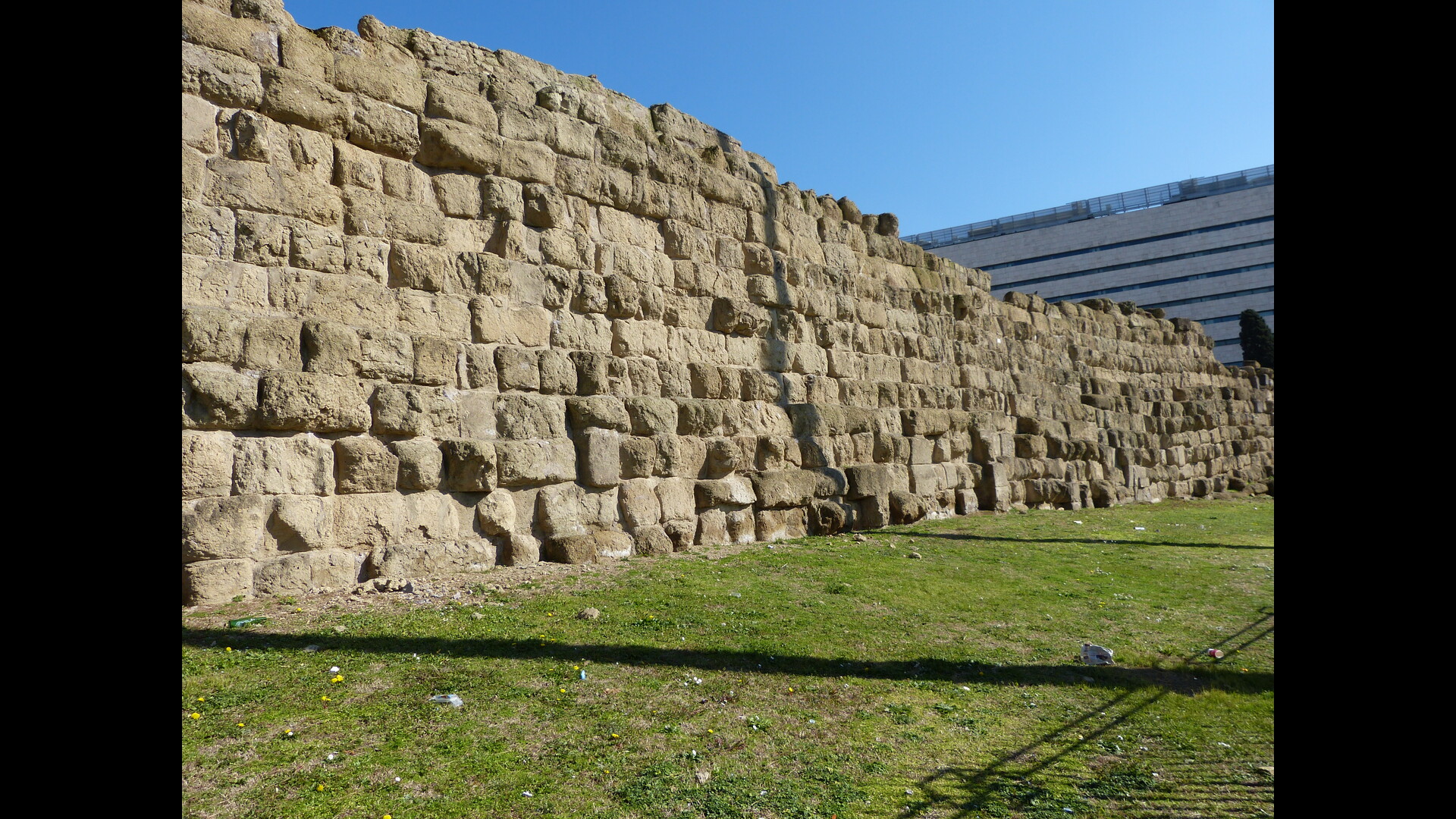 Muraille Servienne : Photo prise à Rome aujourd'hui. Muraille servienne près de la gare Termini