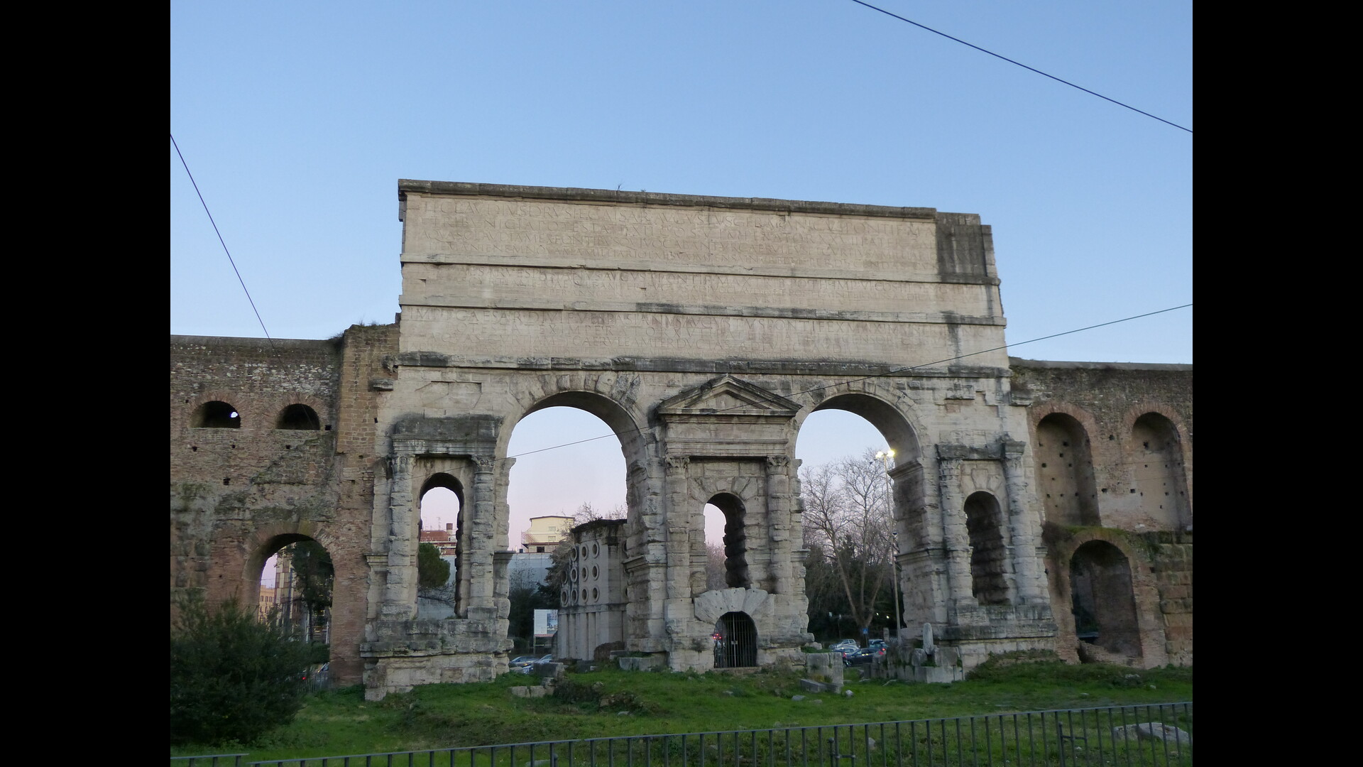 Porte Majeure : Photo prise à Rome aujourd'hui.