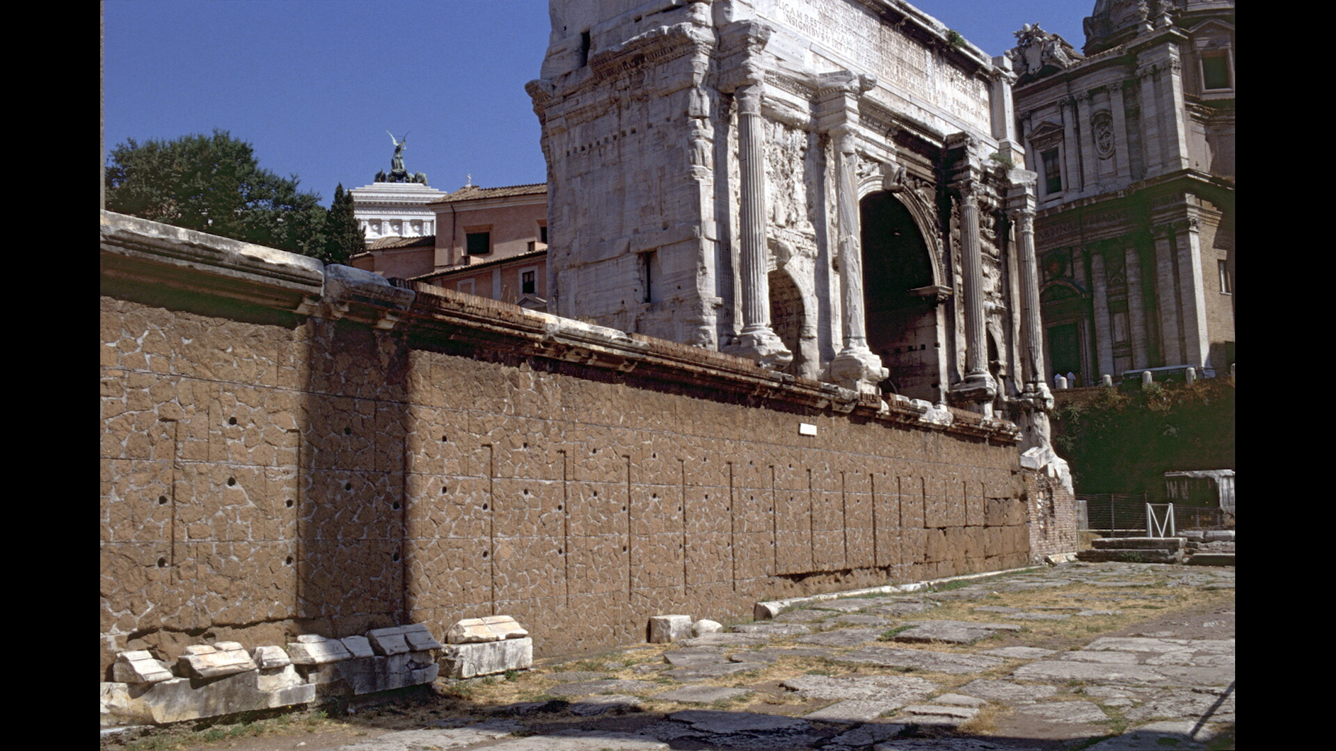 Rostres d'Auguste : Photo prise à Rome aujourd'hui. Façade des Rostres d’Auguste