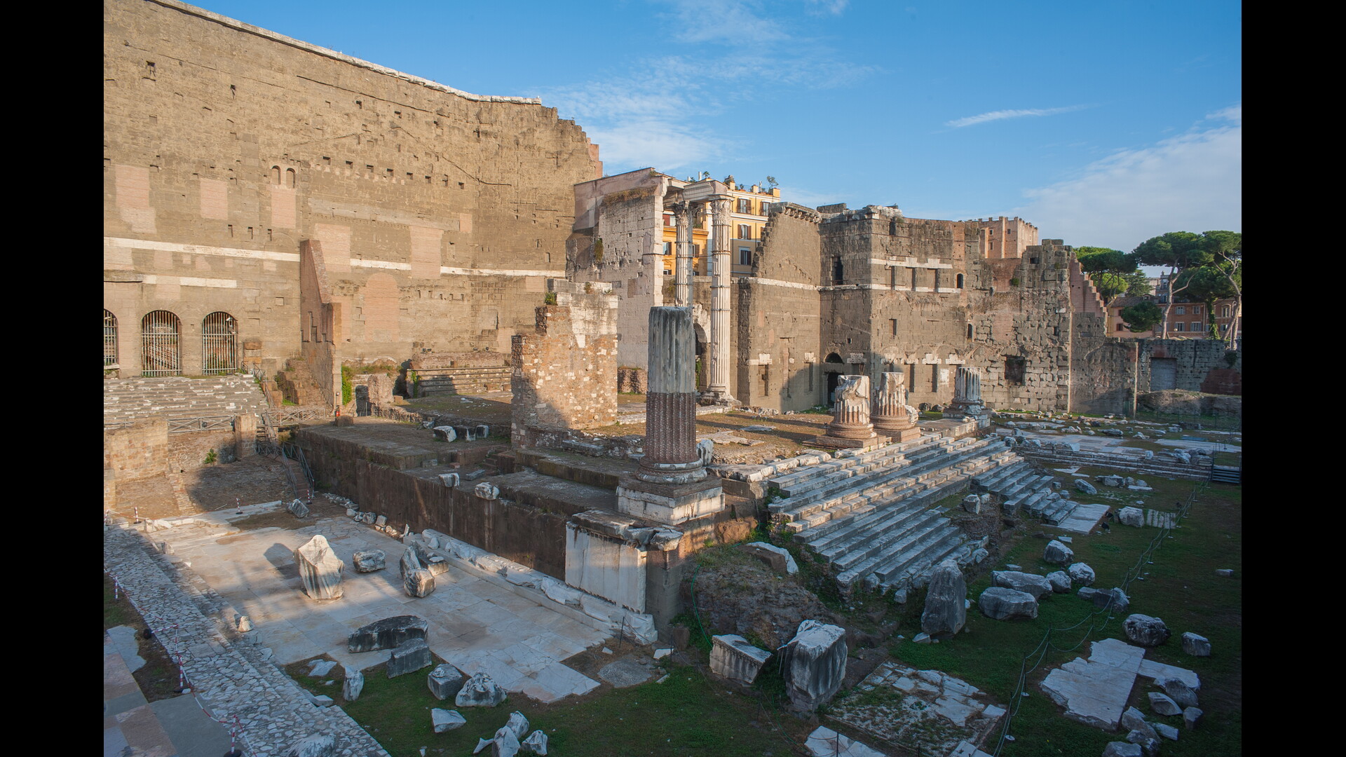 TempleMarsUltor : Photo prise à Rome aujourd'hui. Temple de Mars Vltor sur le forum d’Auguste