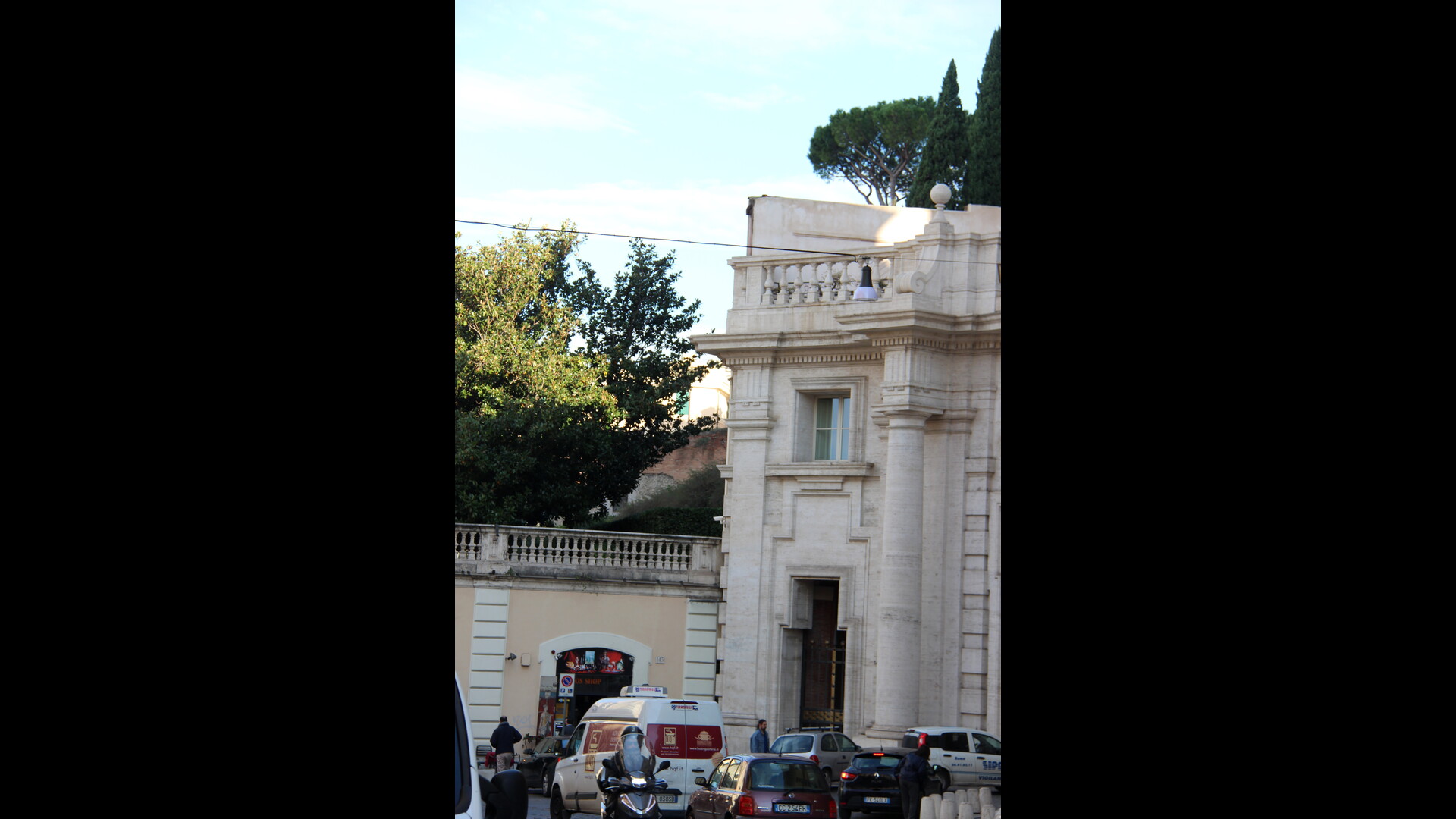 Temple de Sérapis (Quirinal) : Photo prise à Rome aujourd'hui. En arrière-plan : restes de l’escalier du temple de Sérapis dans les jardins Colonna