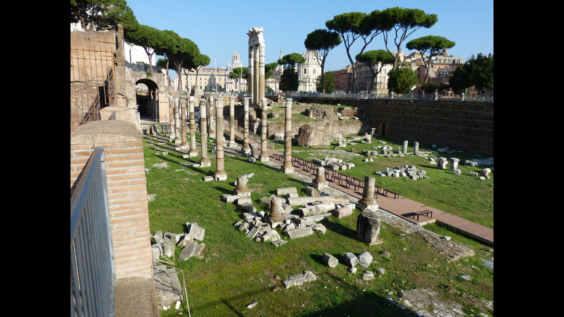 TempleVenusGenitrix : Photo prise à Rome aujourd'hui. Temple de Vénus Genitrix sur le forum de César. Au premier plan, portique Sud du Forum