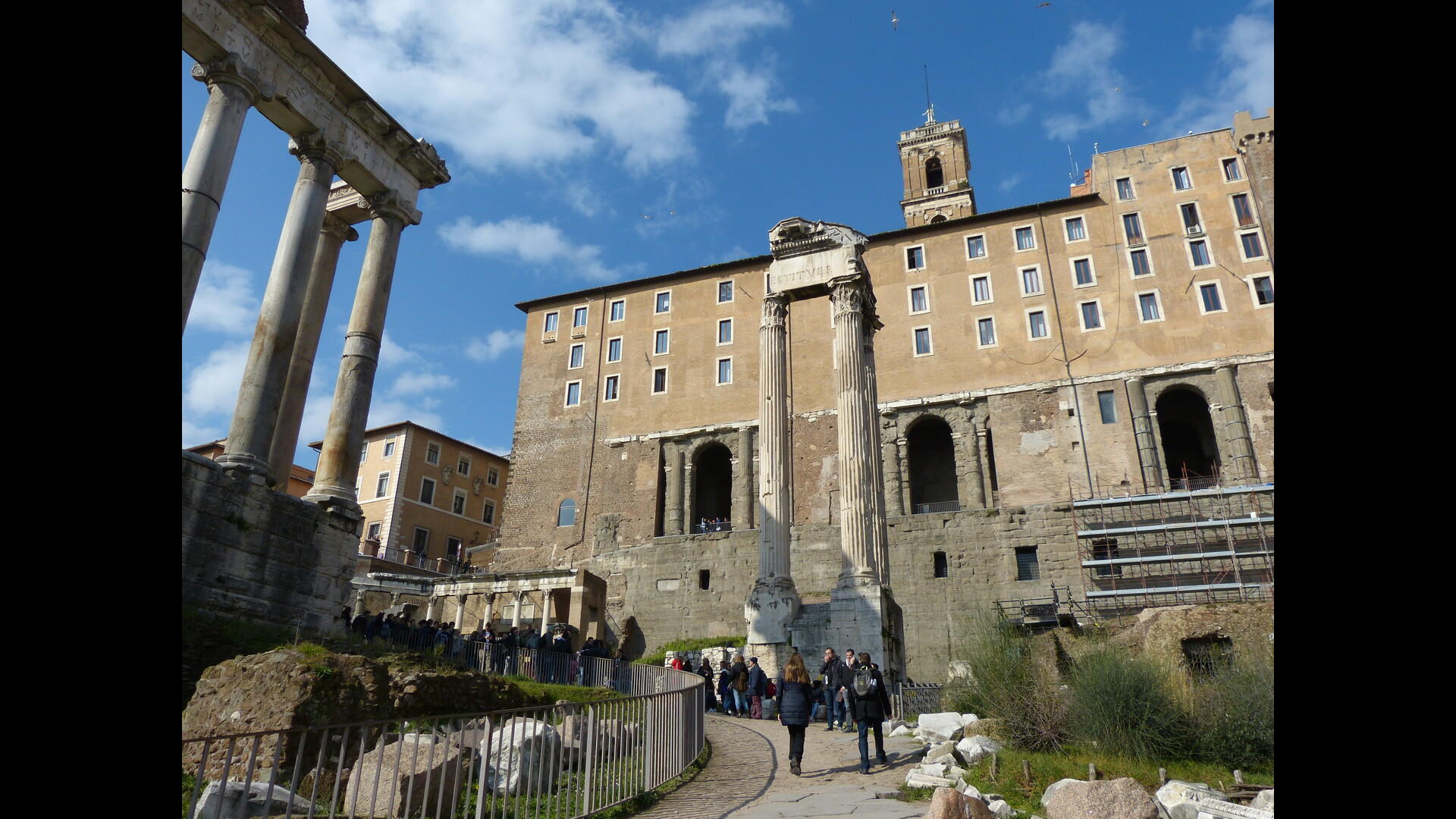 Temple de Vespasien : Photo prise à Rome aujourd'hui.