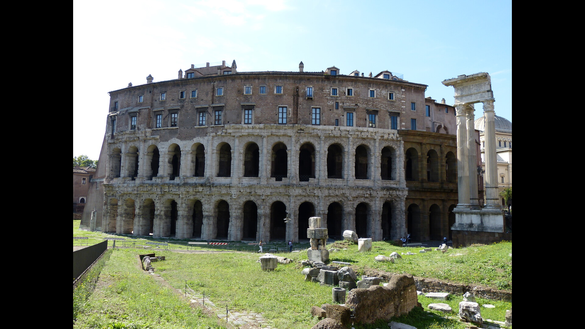 Théâtre de Marcellus : Photo prise à Rome aujourd'hui.