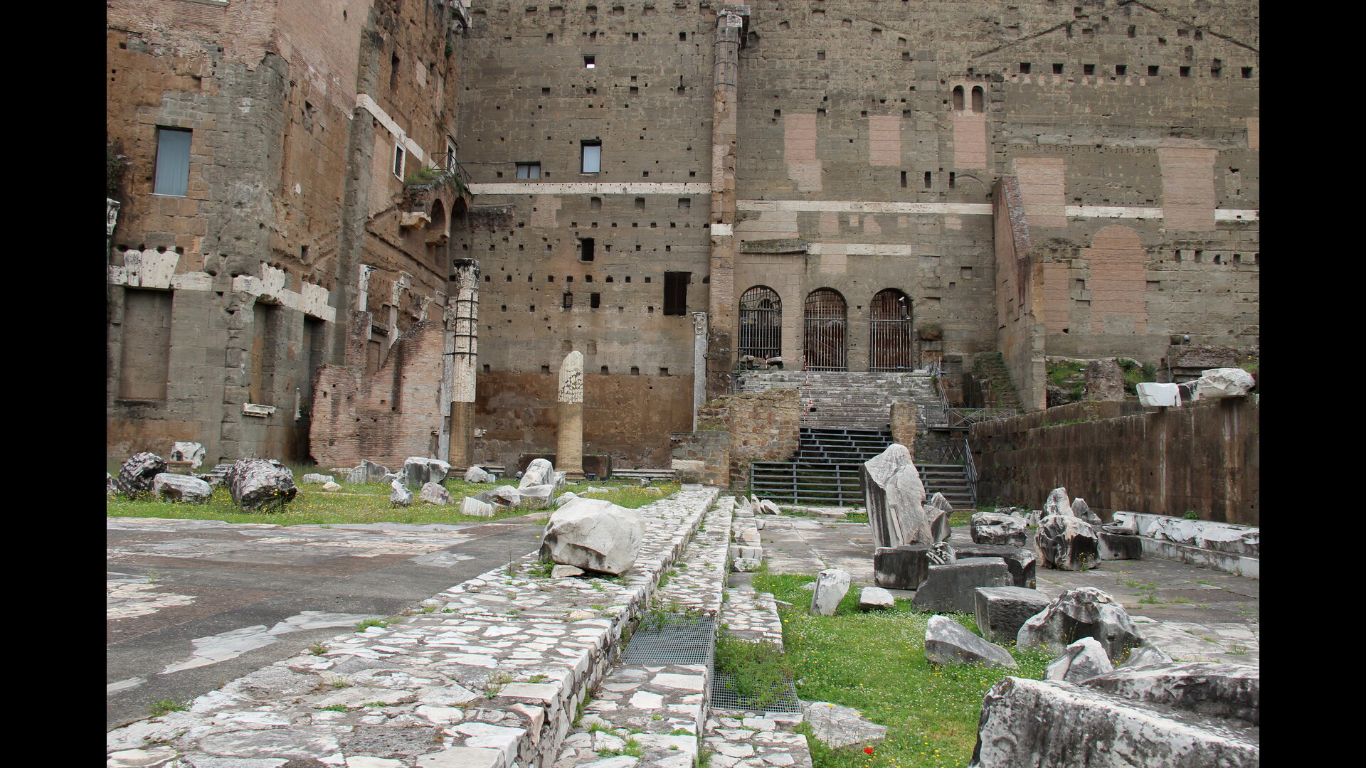 ForumAuguste : Photo prise à Rome aujourd'hui. Le portique occidental du Forum d&rsquo;Auguste avec la salle du colosse au fond