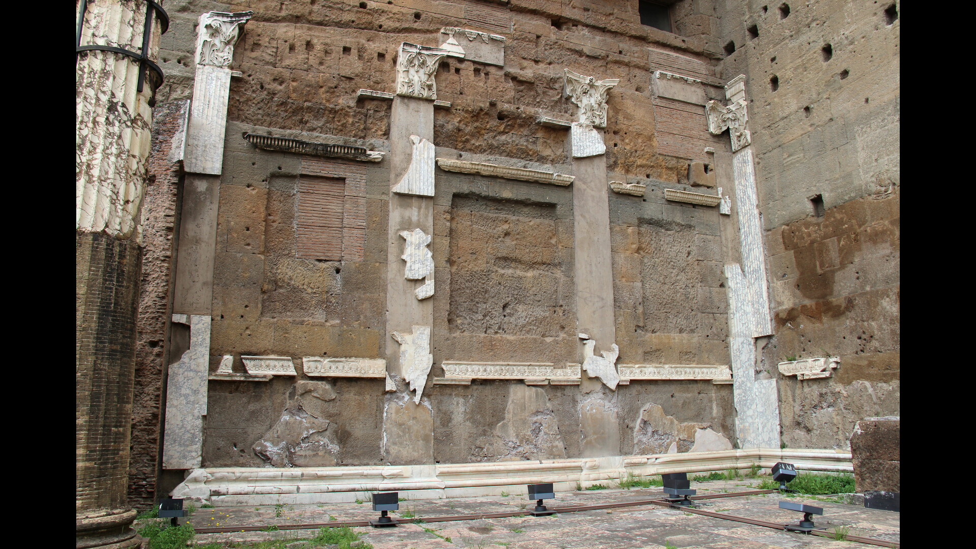 ForumAuguste : Photo prise à Rome aujourd'hui. Salle du colosse dans le forum d&rsquo;Auguste