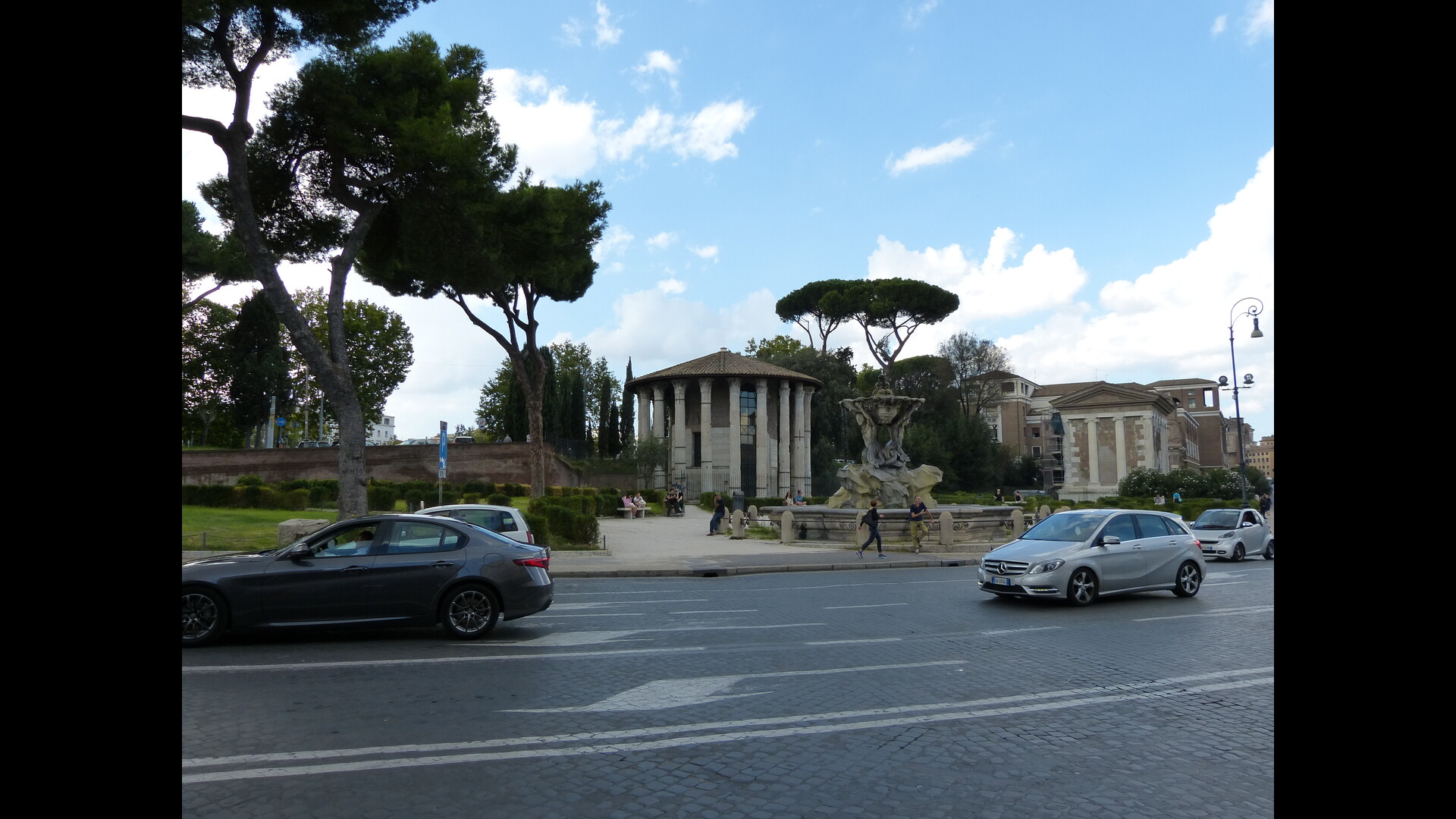 Forum Boarium : Photo prise à Rome aujourd'hui. Temple d’Hercule Olivarius à gauche et de Portunus à droite sur le forum boarium