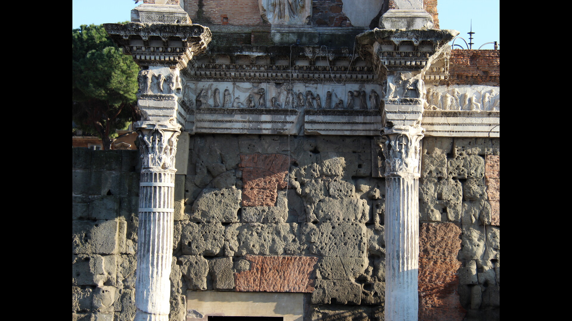 ForumNerva : Photo prise à Rome aujourd'hui. Faux portique du forum de Nerva