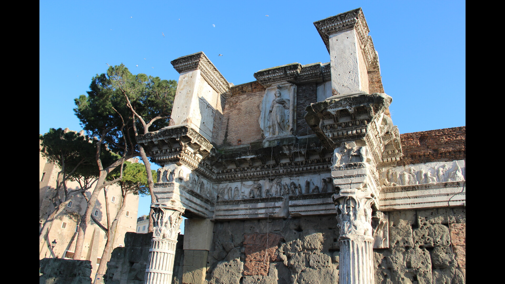 ForumNerva : Photo prise à Rome aujourd'hui. Faux portique du forum de Nerva