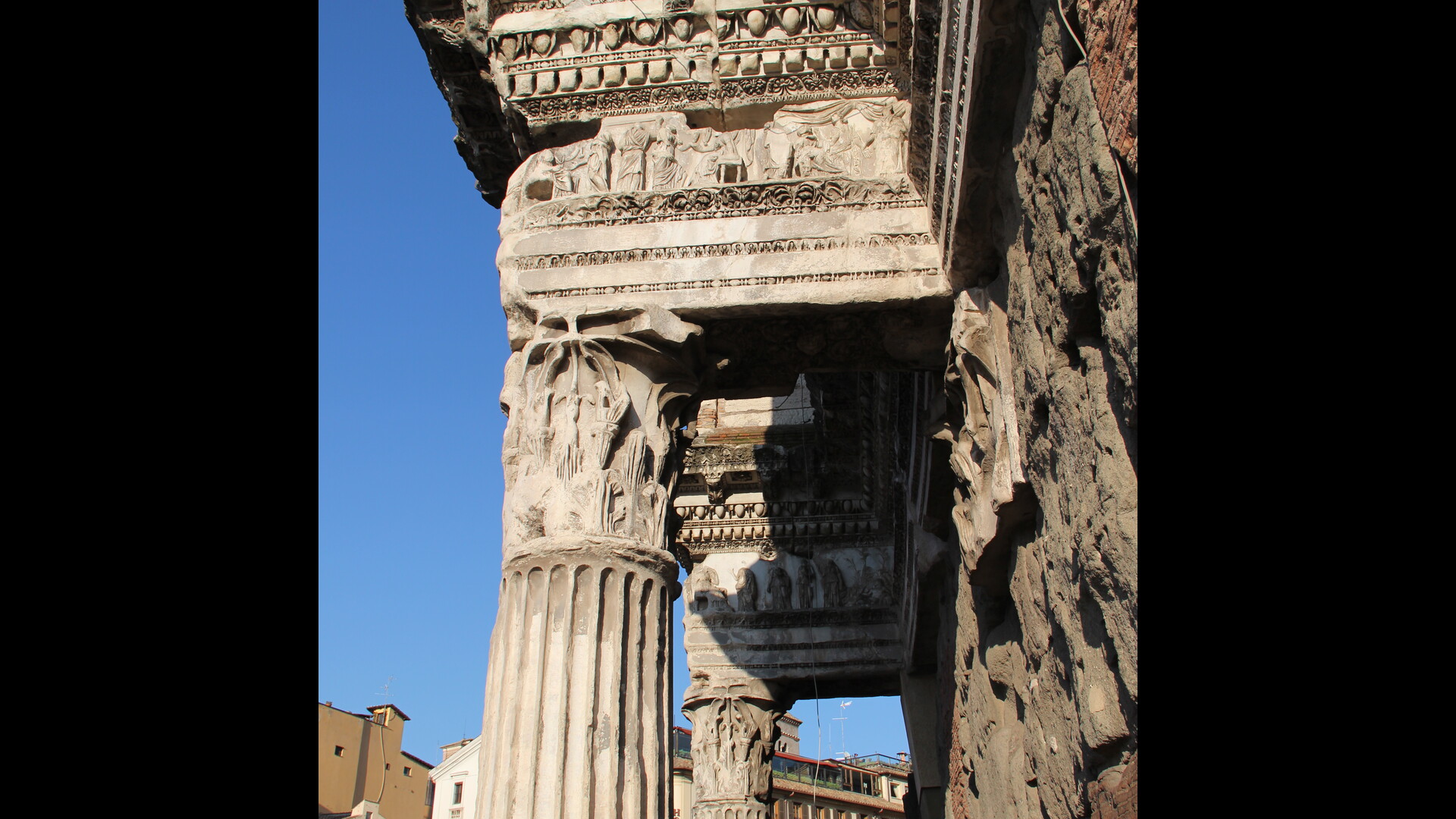 ForumNerva : Photo prise à Rome aujourd'hui. Faux portique du forum de Nerva