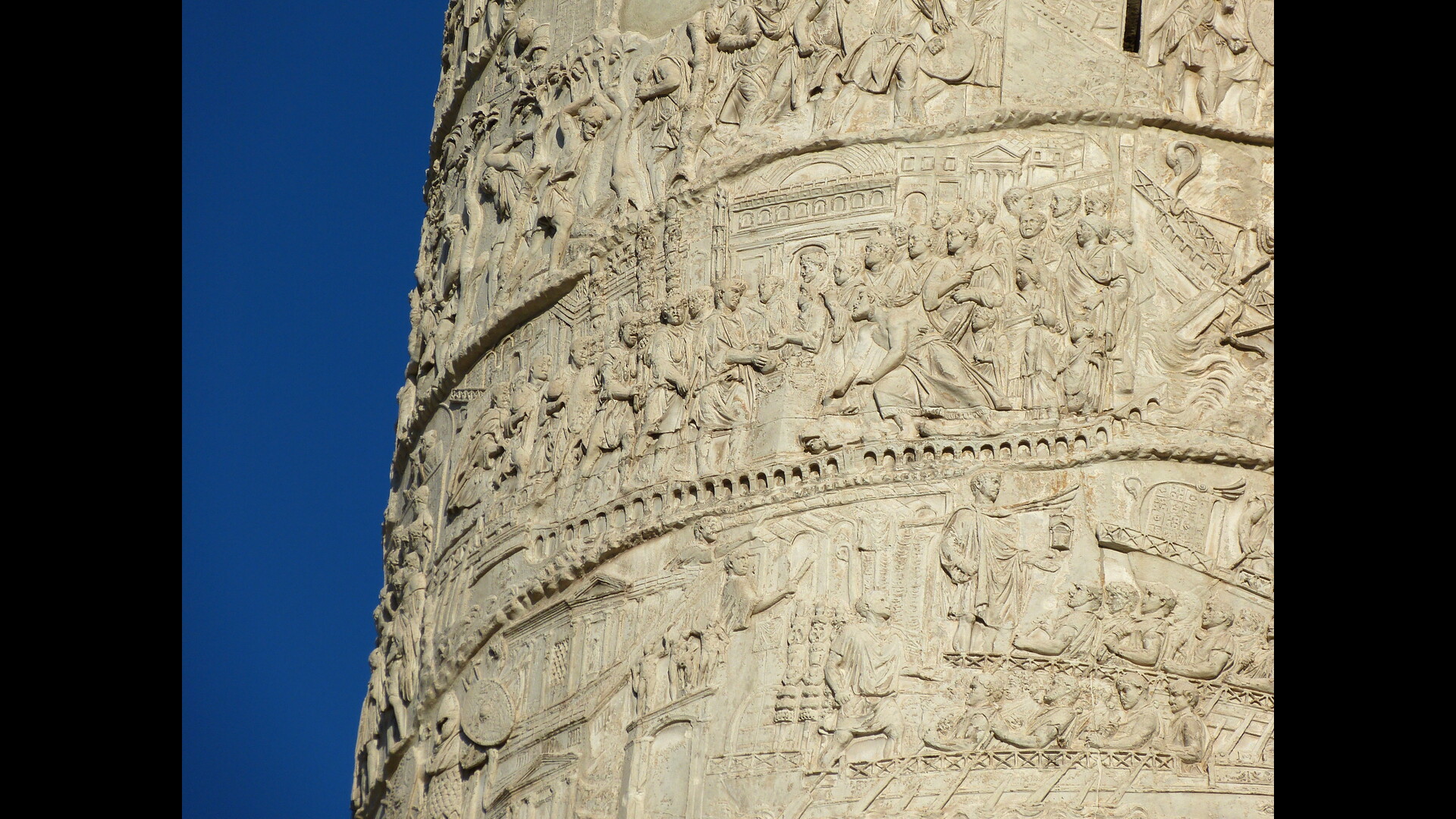 Forum de Trajan : Photo prise à Rome aujourd'hui. Détail du fût de la colonne de Trajan