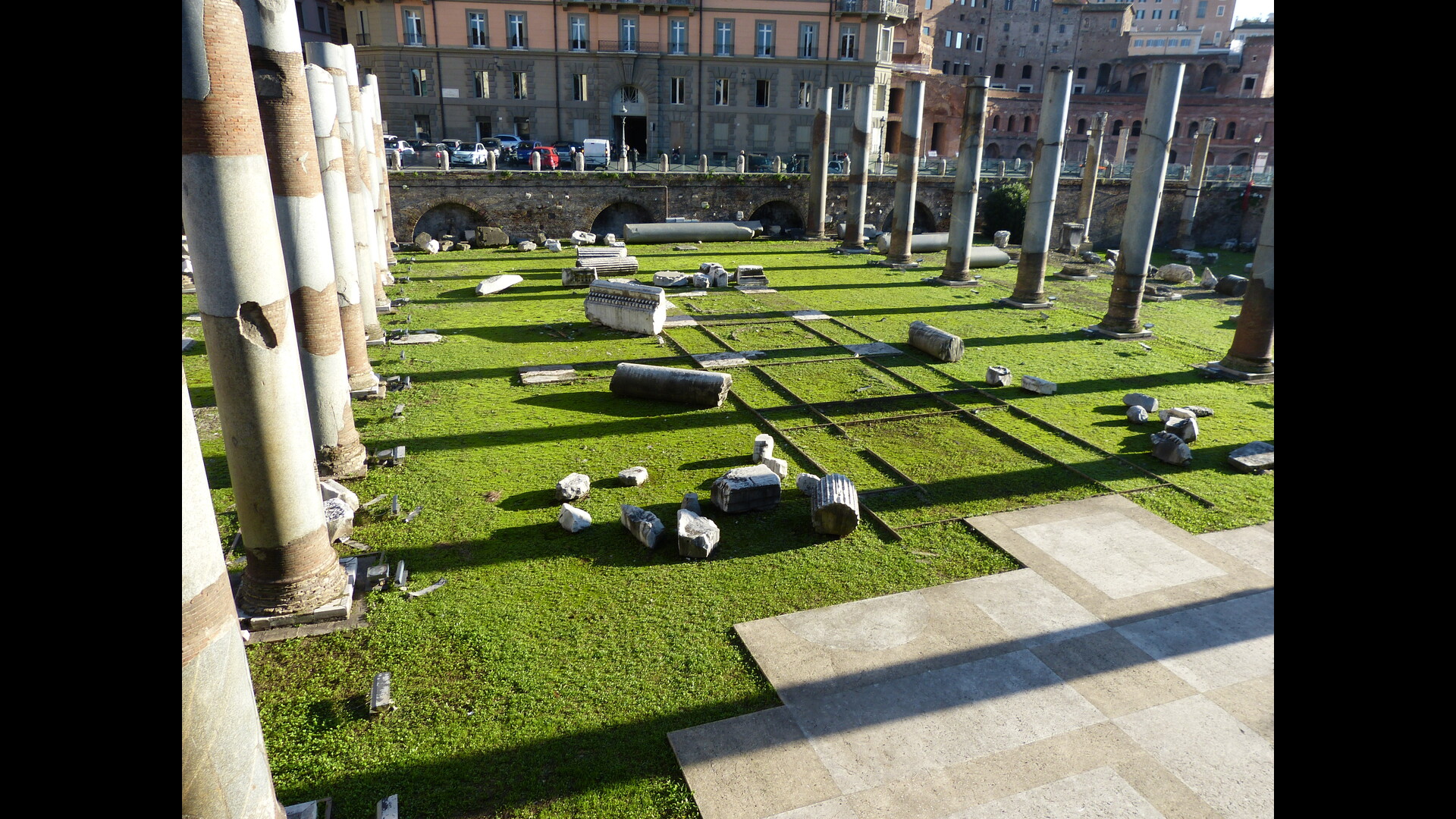 Forum de Trajan : Photo prise à Rome aujourd'hui. Basilique ulpienne sur le forum de Trajan