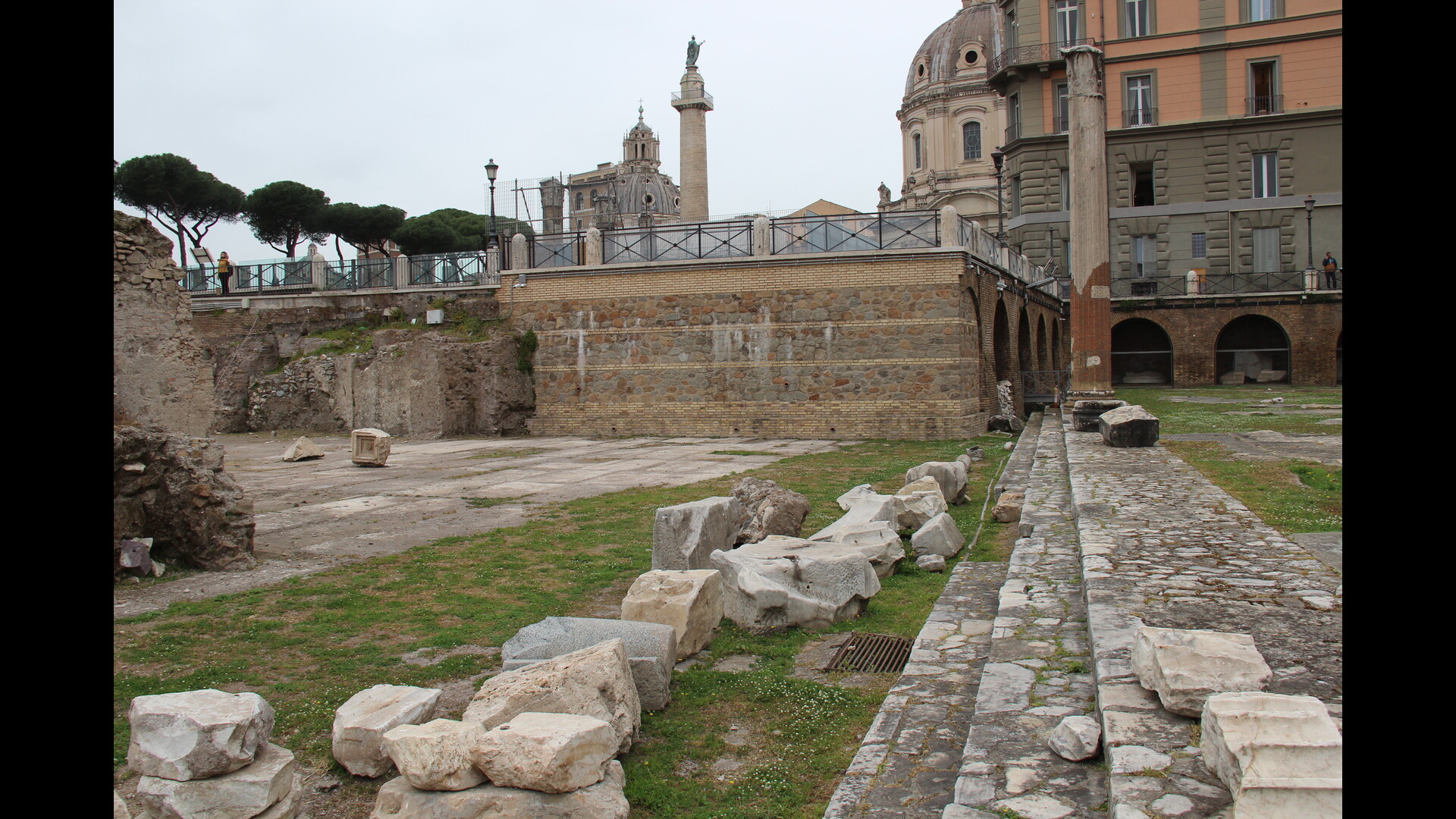 Forum de Trajan : Photo prise à Rome aujourd'hui. Escalier d’accès au portique septentrional du forum de Trajan