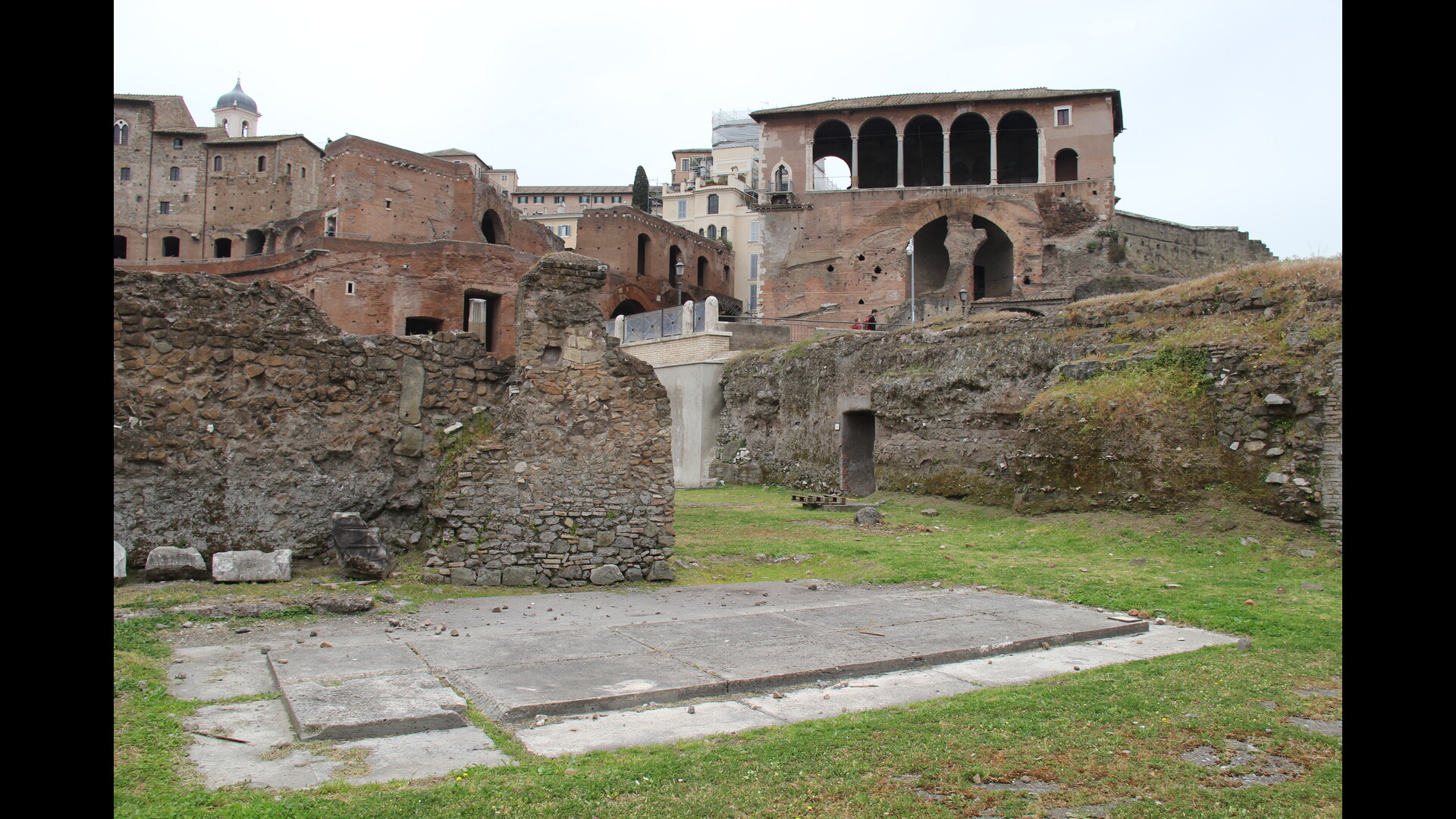 Forum de Trajan : Photo prise à Rome aujourd'hui. Emplacement de la statue équestre de Trajan