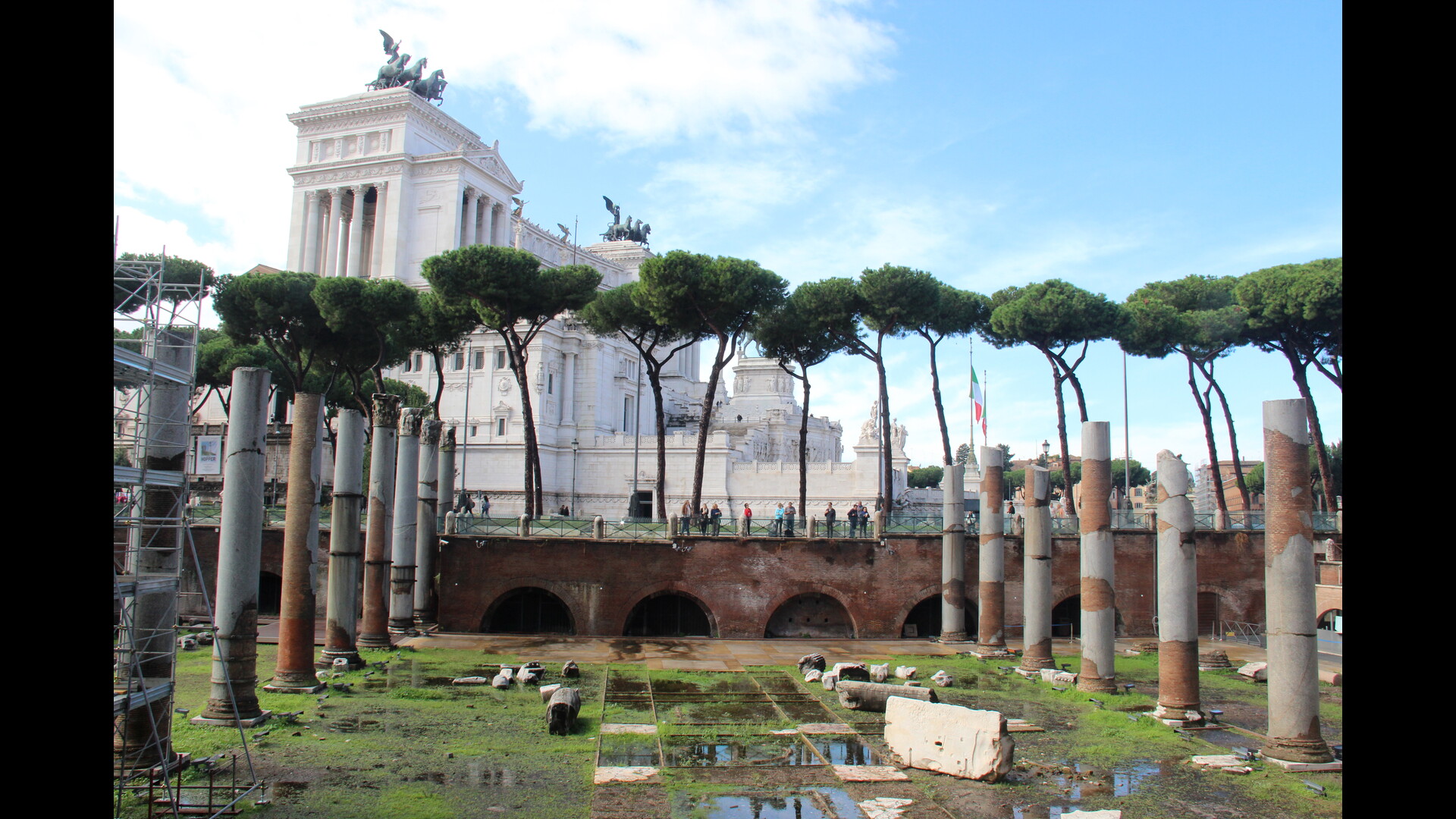 Forum de Trajan : Photo prise à Rome aujourd'hui. Basilique ulpienne sur le forum de Trajan