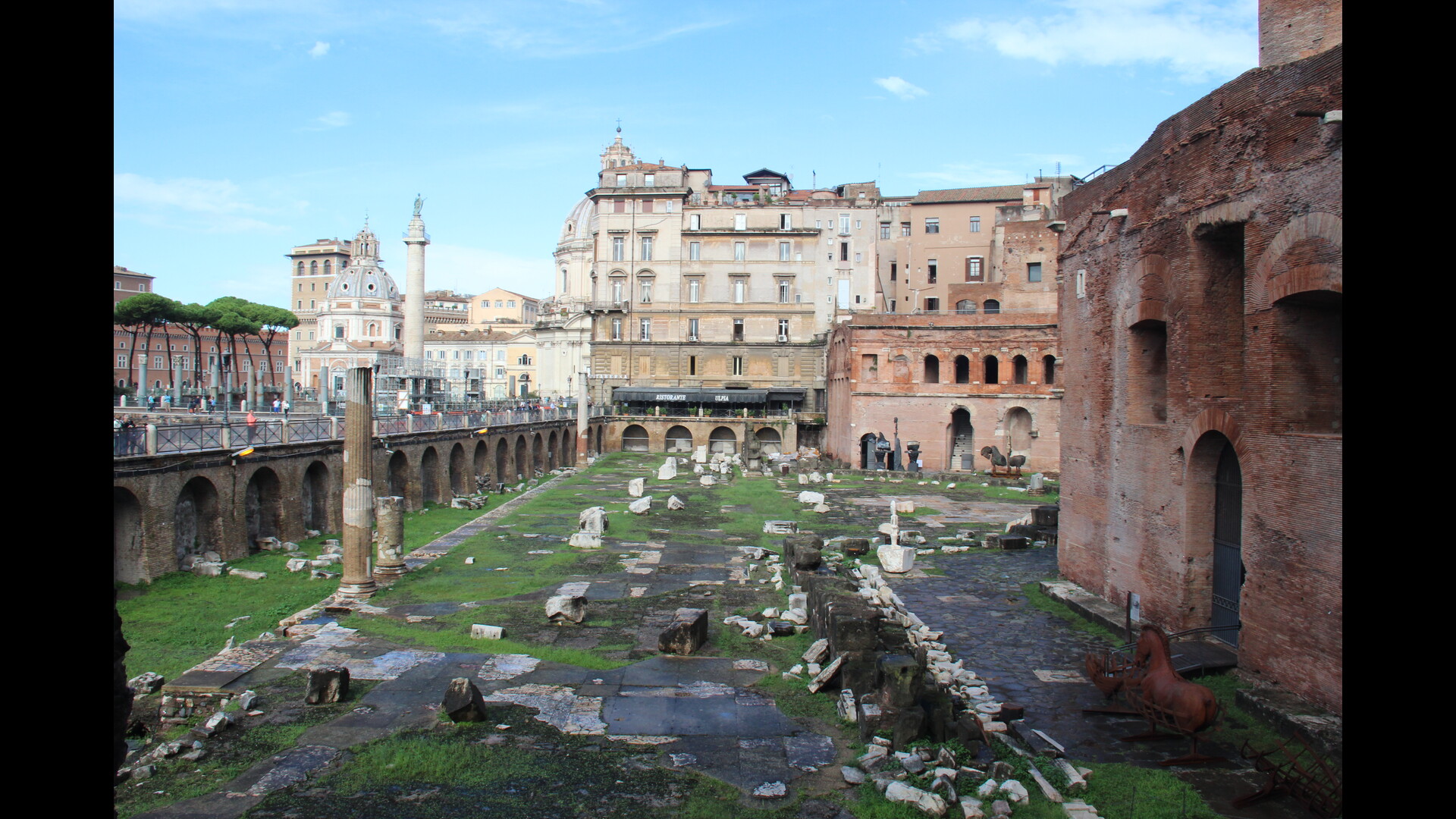 Forum de Trajan : Photo prise à Rome aujourd'hui. Portique septentrional du forum de Trajan